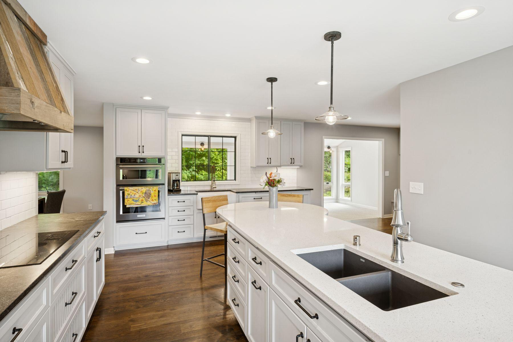 200 Marie Avenue W