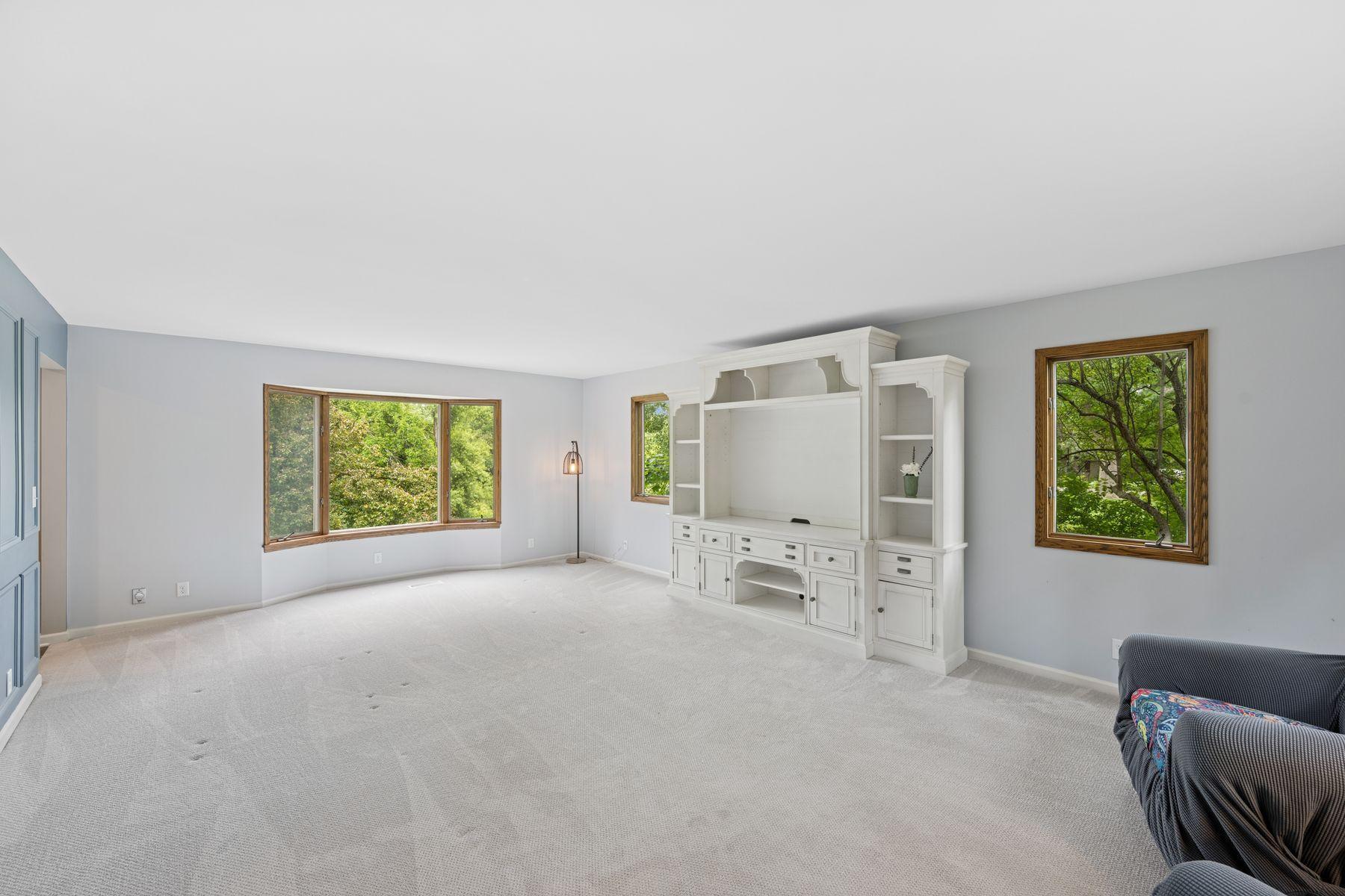 200 Marie Avenue W