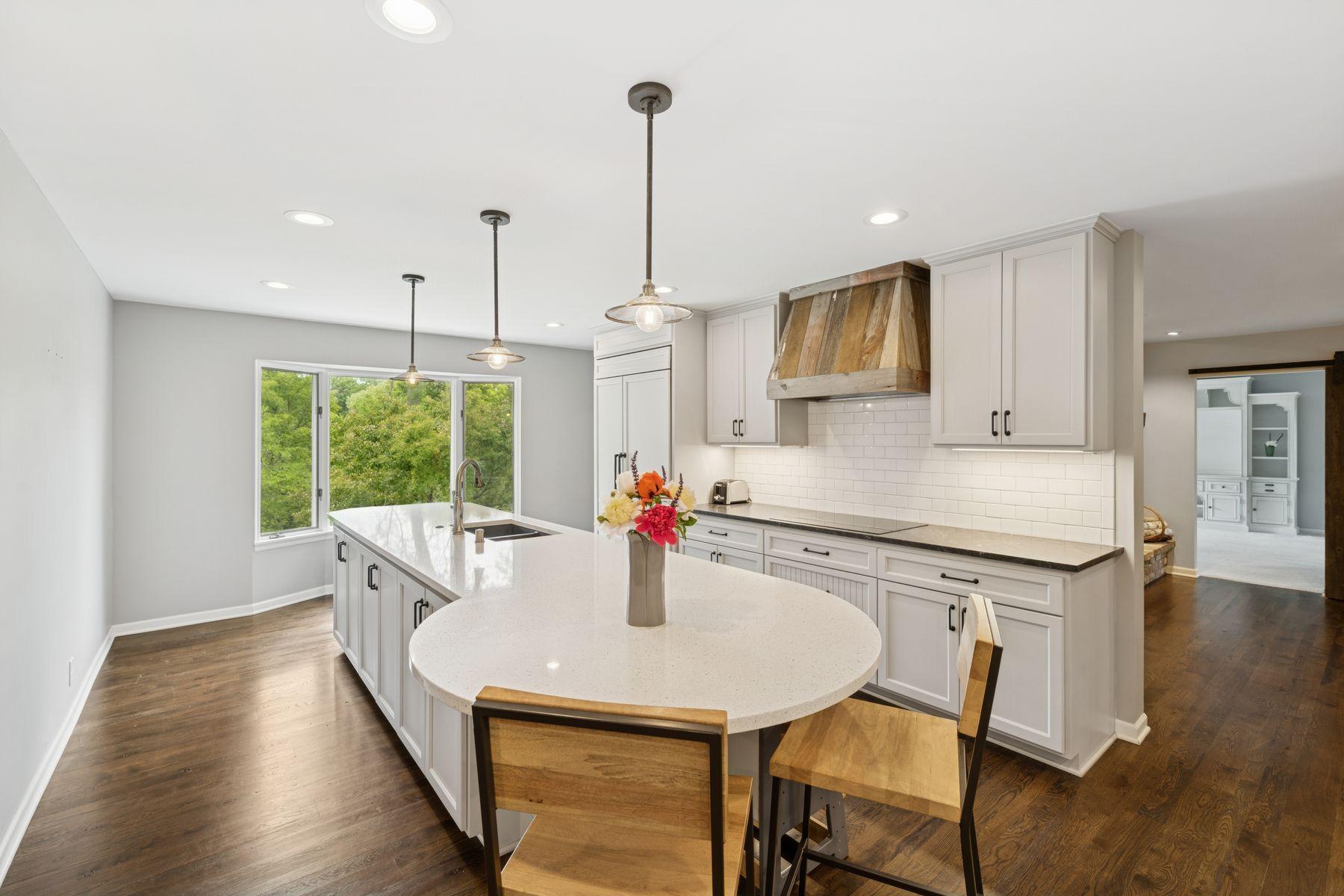200 Marie Avenue W