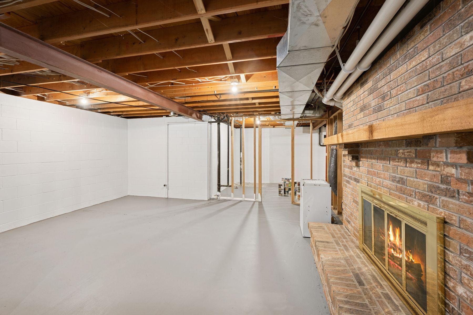 200 Marie Avenue W
