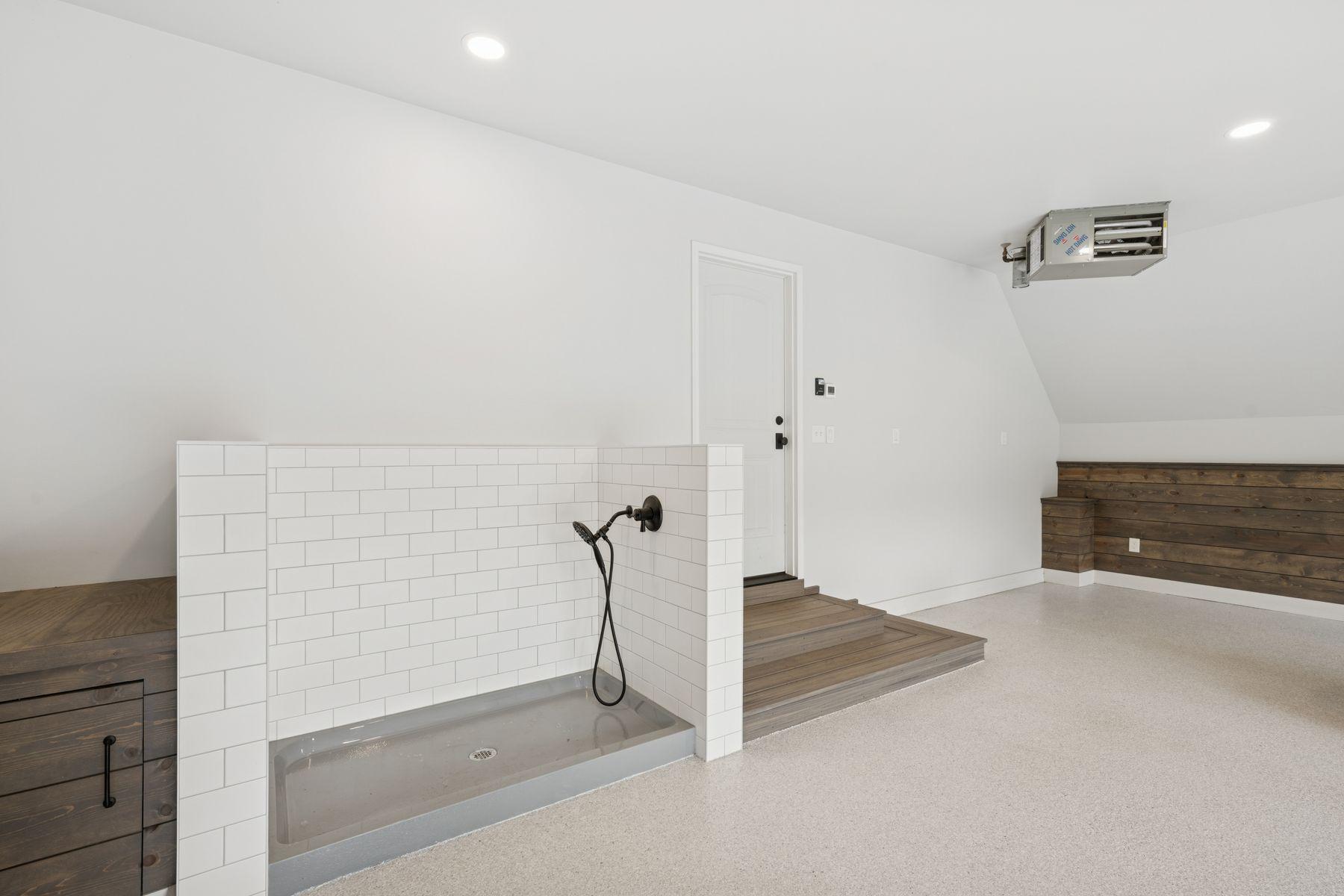 200 Marie Avenue W