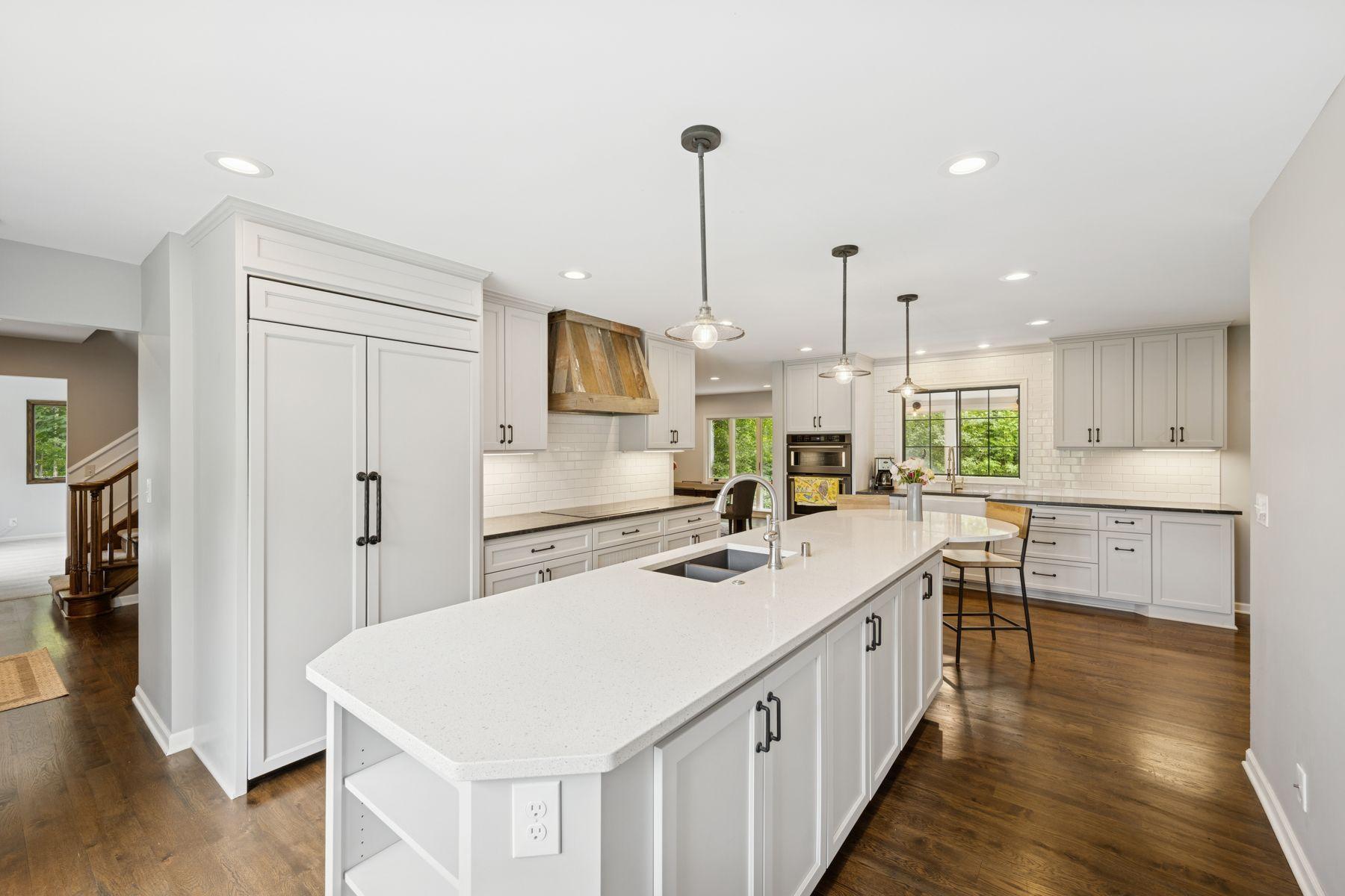 200 Marie Avenue W