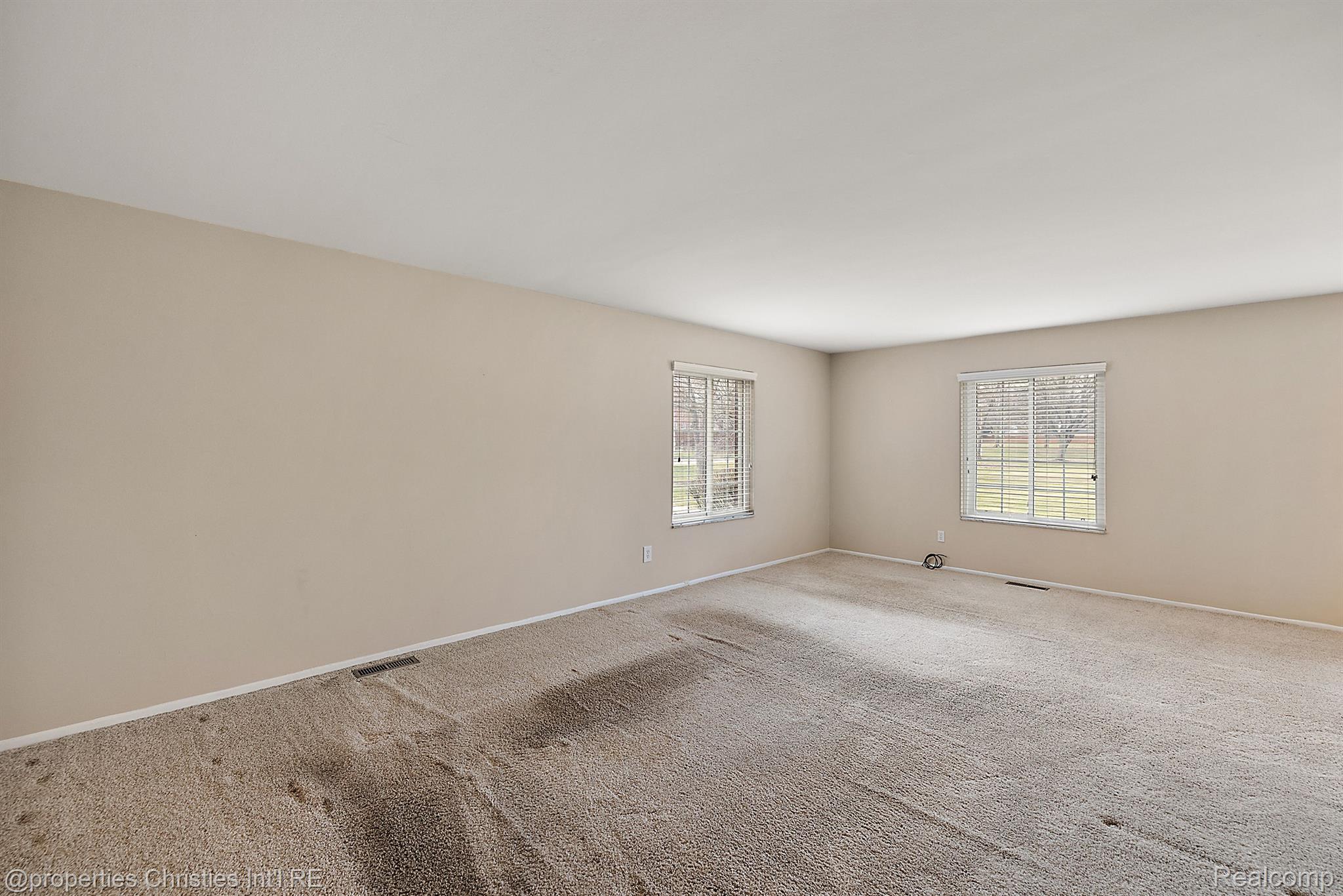 636 E FOX HILLS Drive