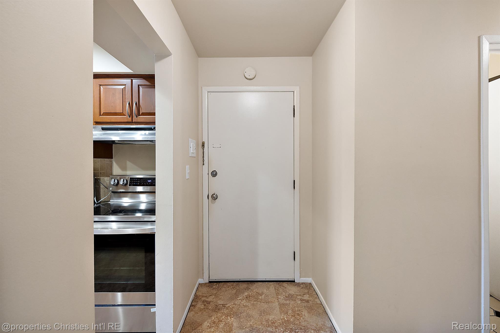 636 E FOX HILLS Drive