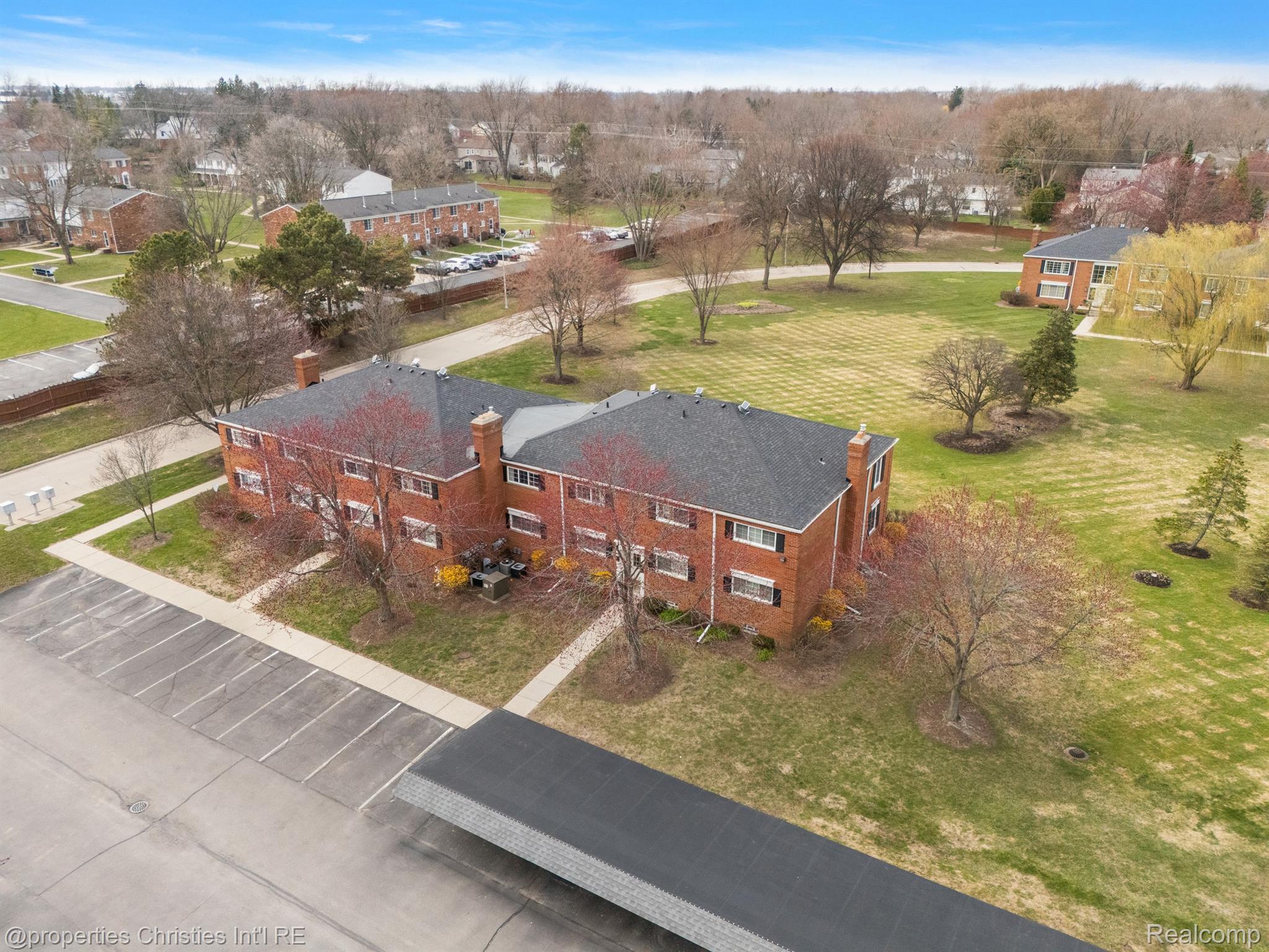 636 E FOX HILLS Drive