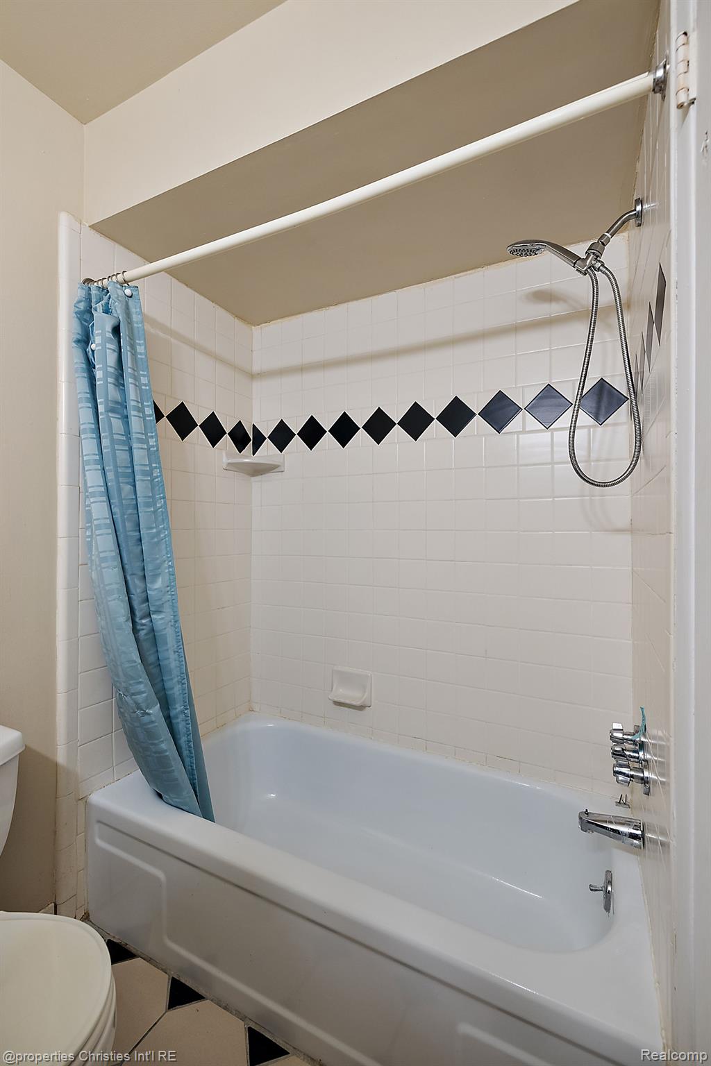 636 E FOX HILLS Drive