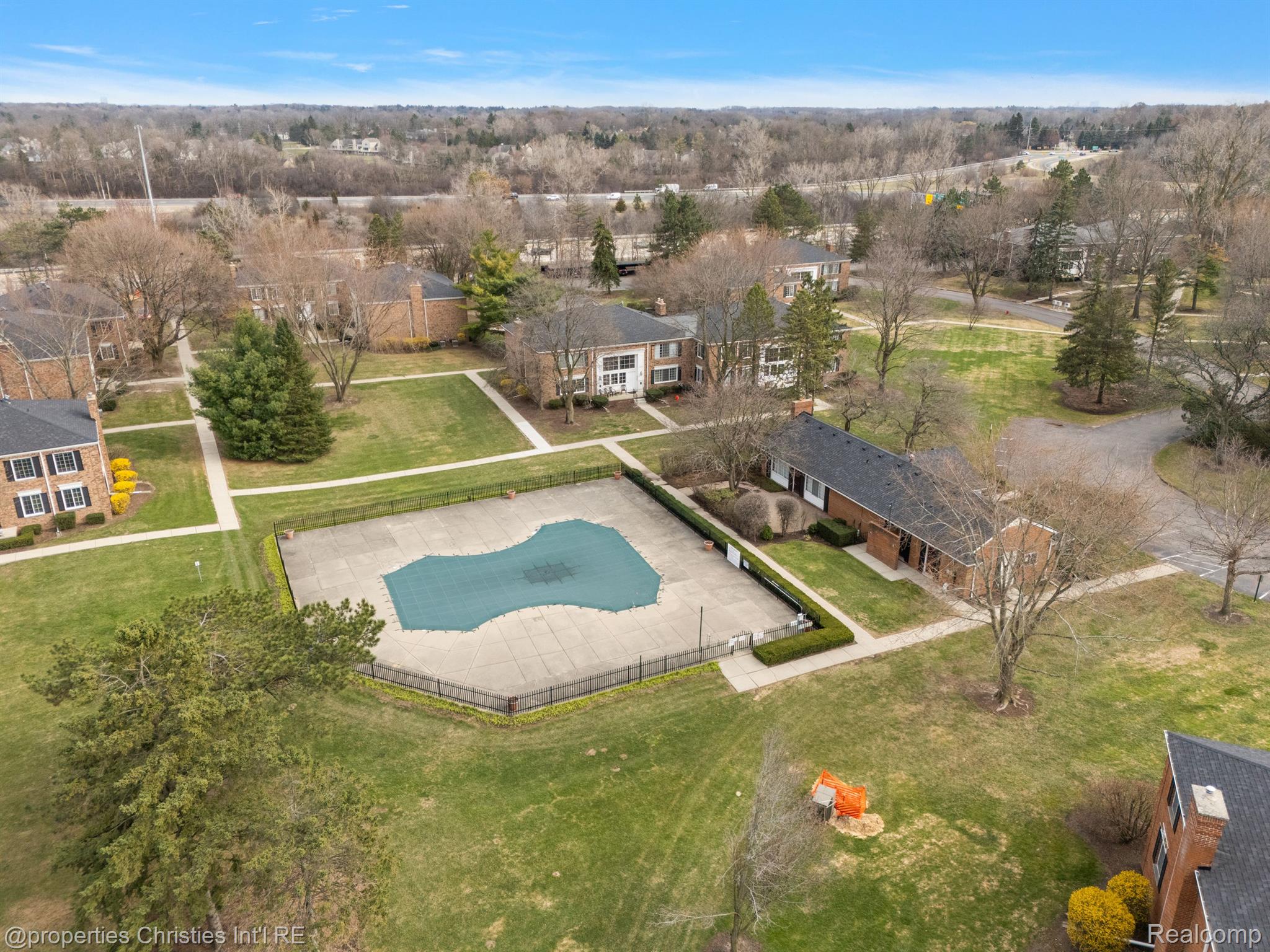 636 E FOX HILLS Drive