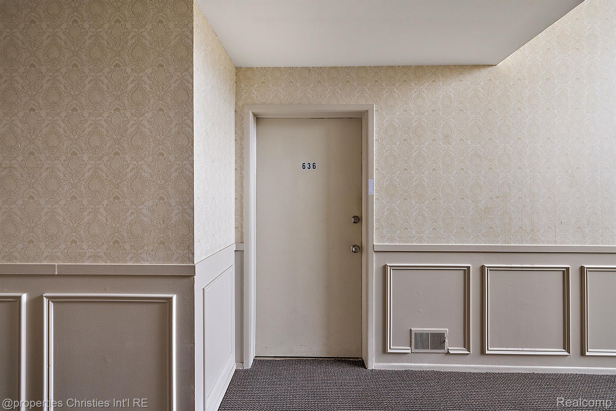 636 E FOX HILLS Drive