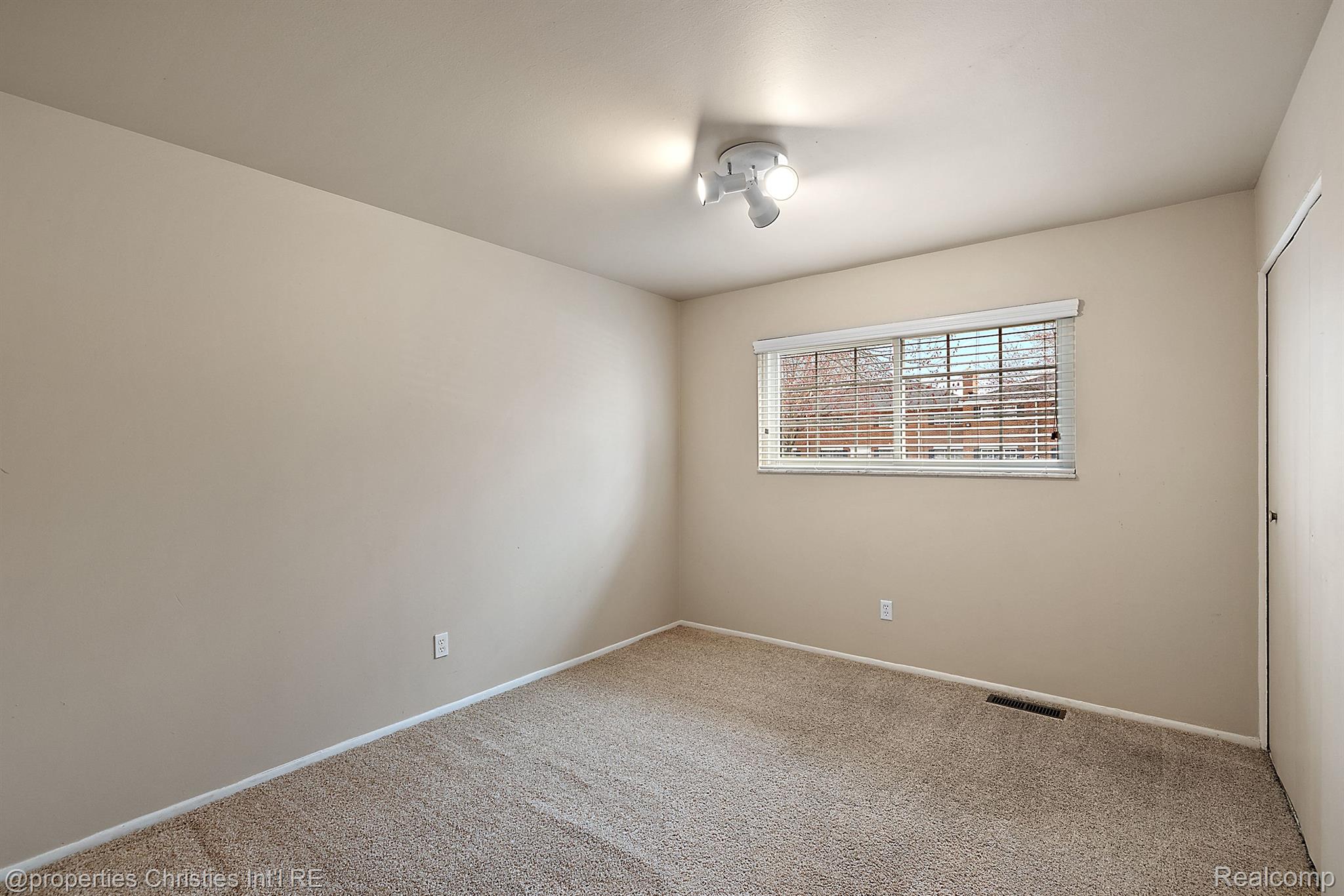 636 E FOX HILLS Drive