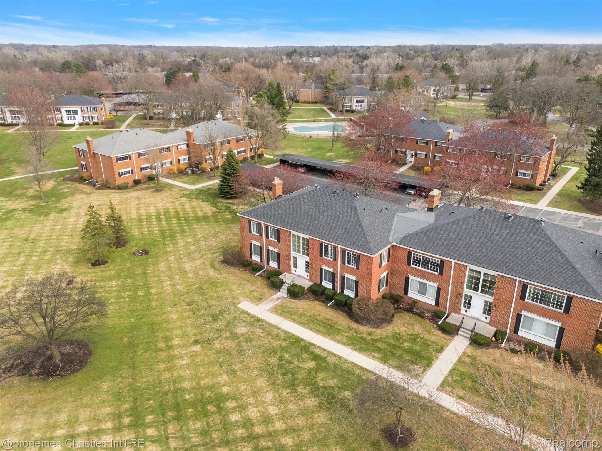 636 E FOX HILLS Drive