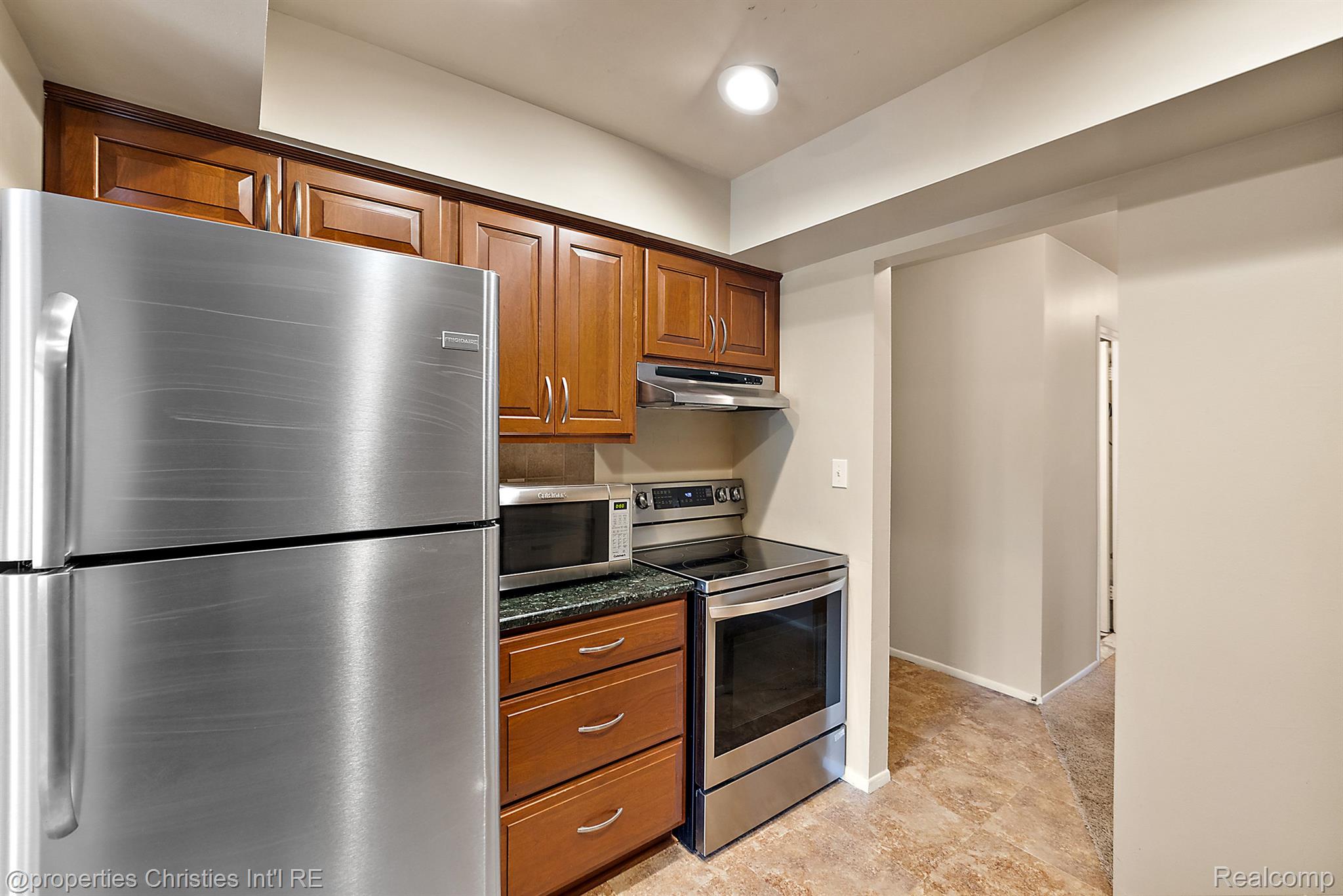 636 E FOX HILLS Drive