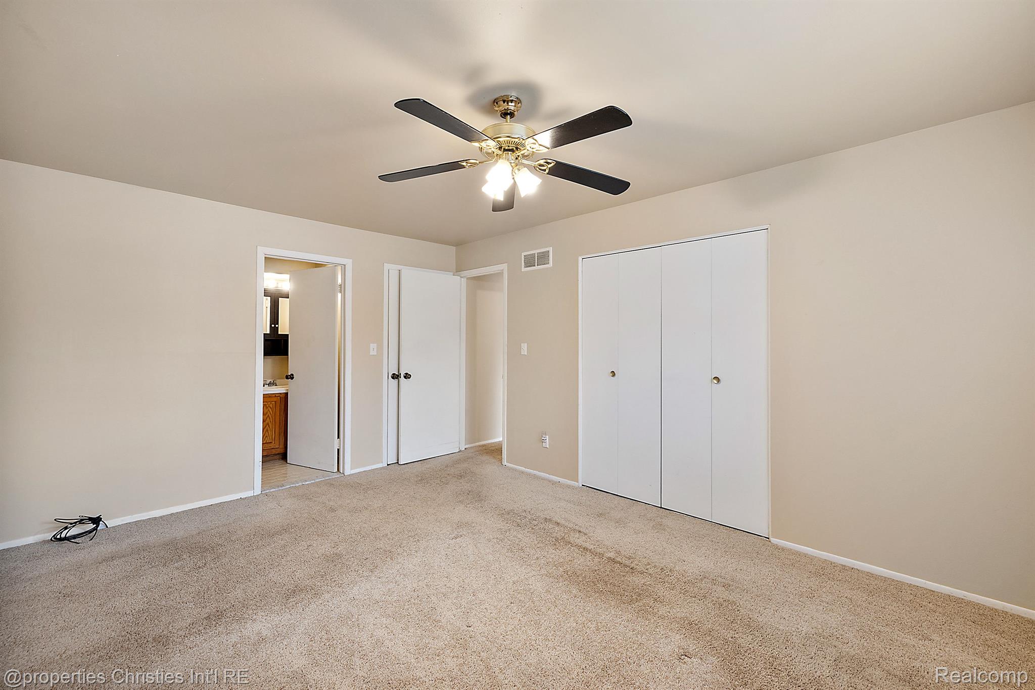 636 E FOX HILLS Drive