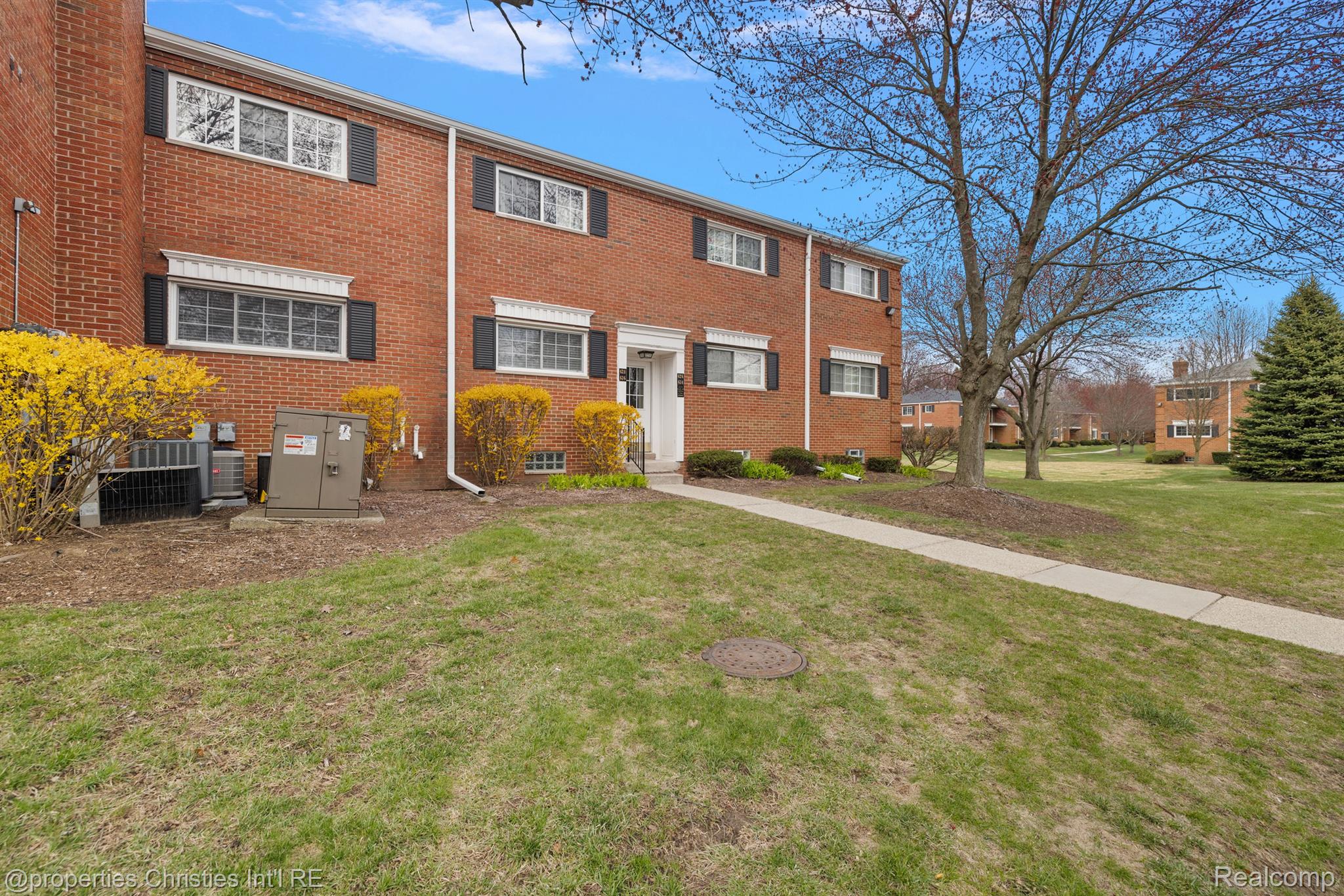 636 E FOX HILLS Drive