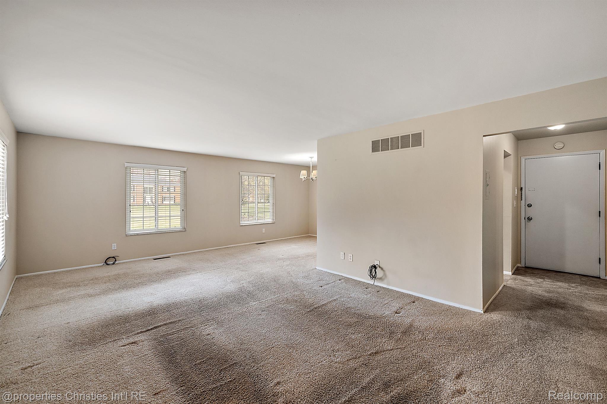 636 E FOX HILLS Drive