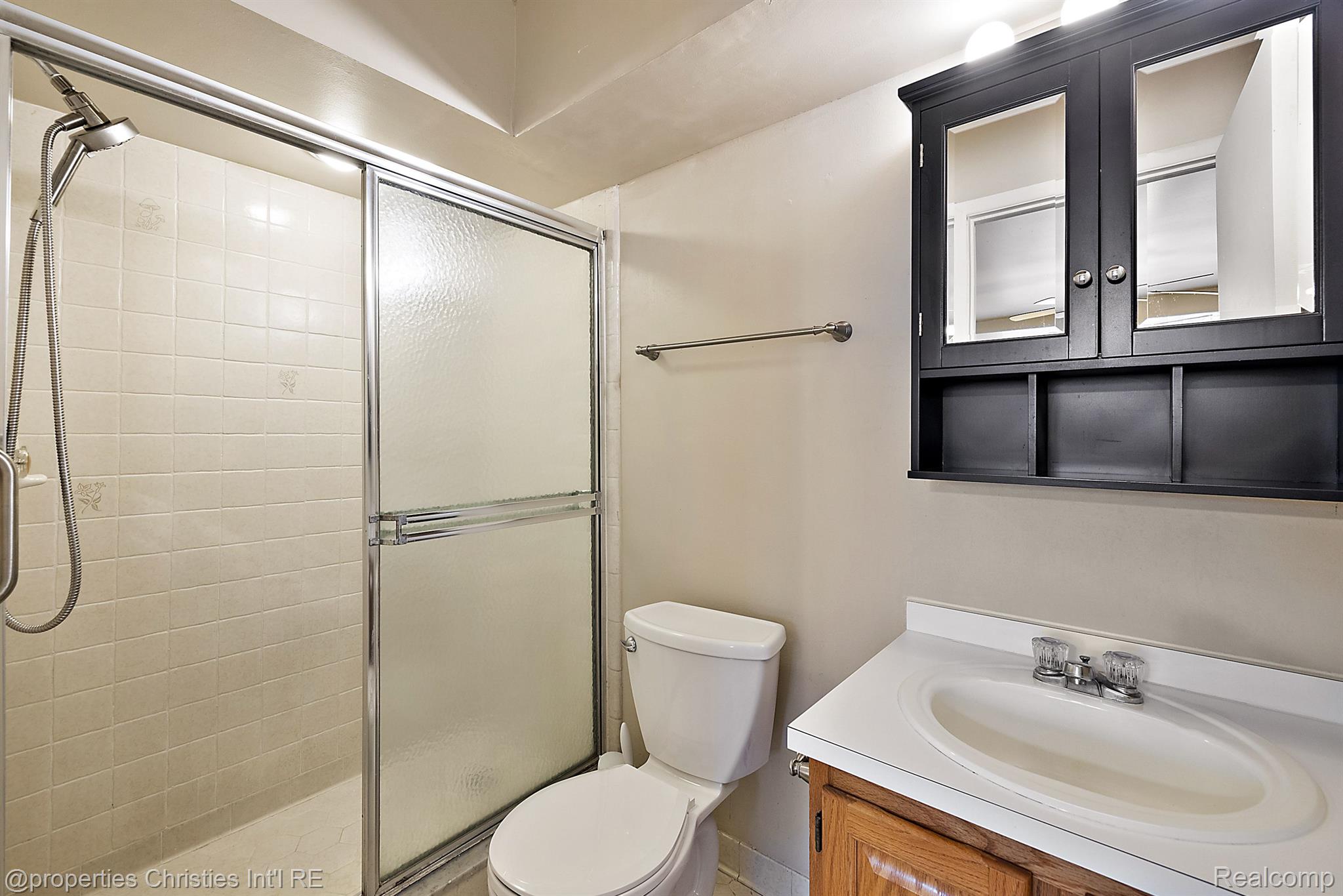 636 E FOX HILLS Drive