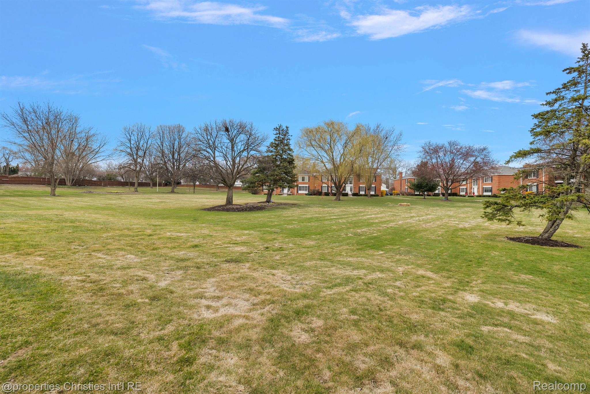 636 E FOX HILLS Drive