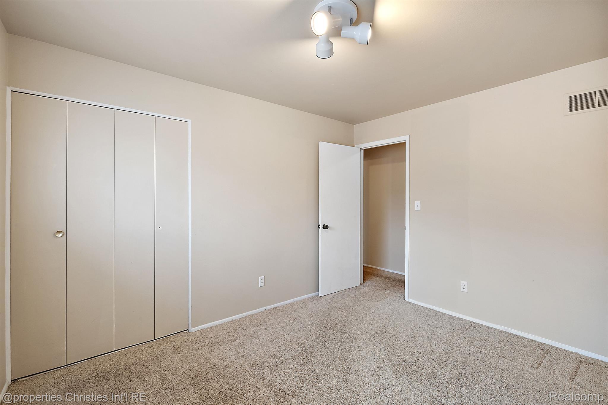 636 E FOX HILLS Drive