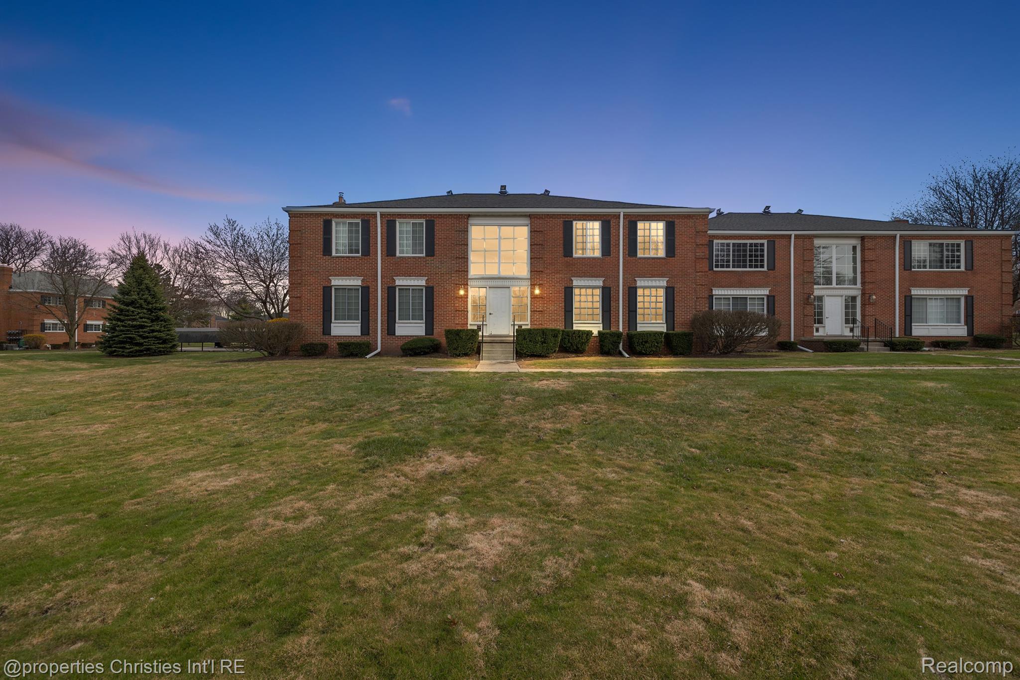 636 E FOX HILLS Drive