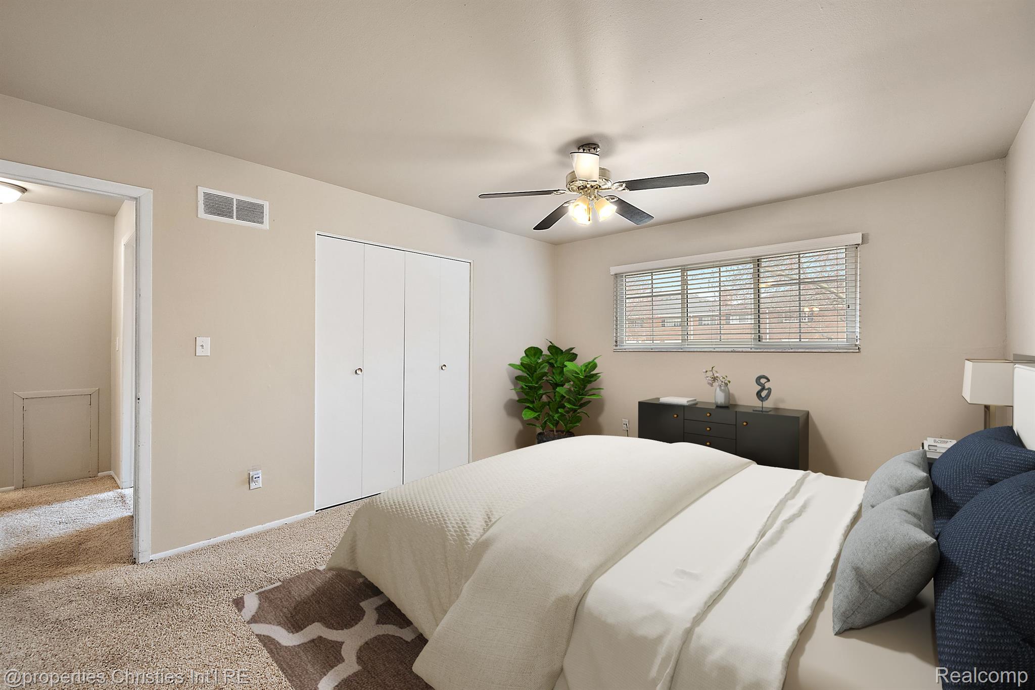 636 E FOX HILLS Drive