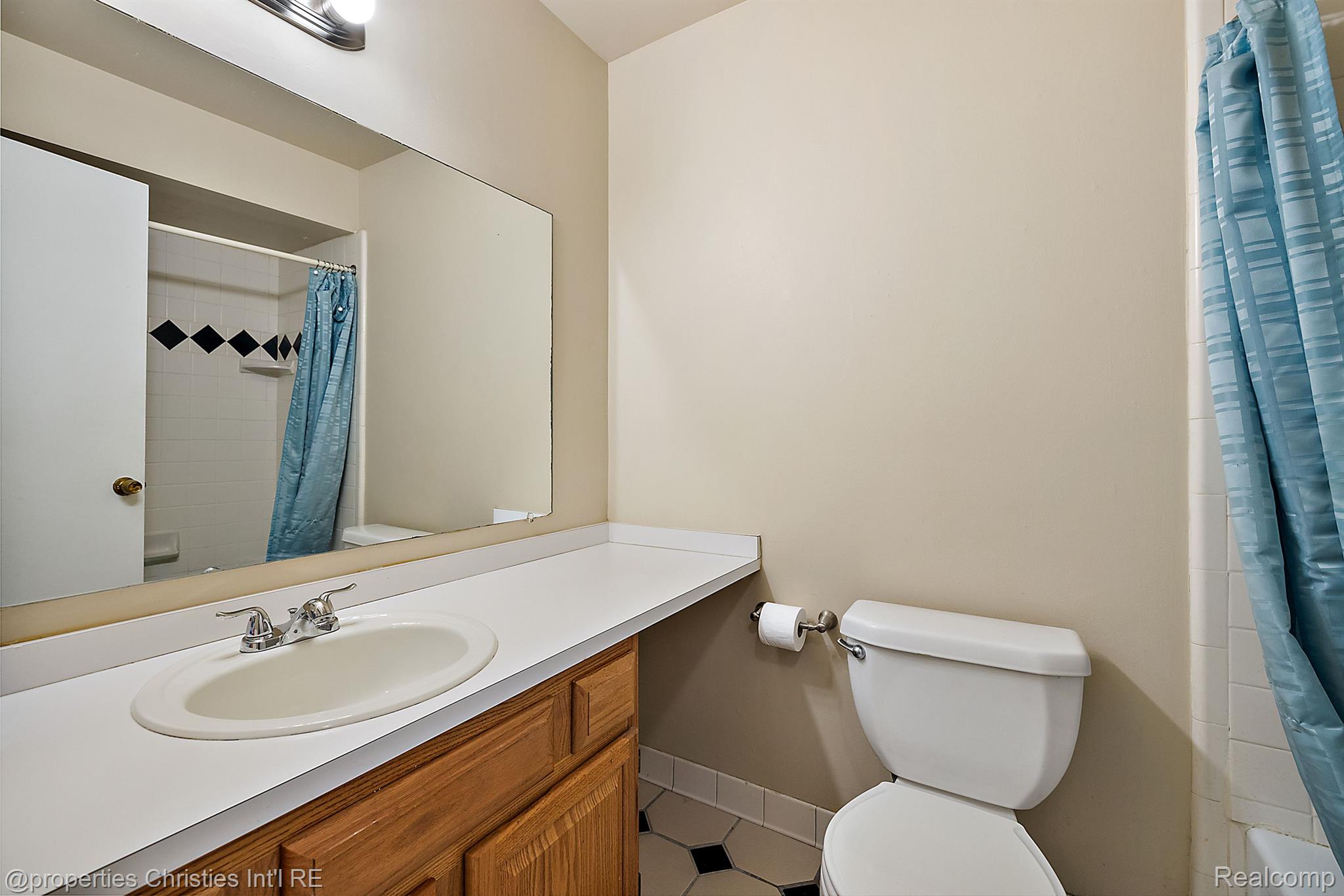 636 E FOX HILLS Drive