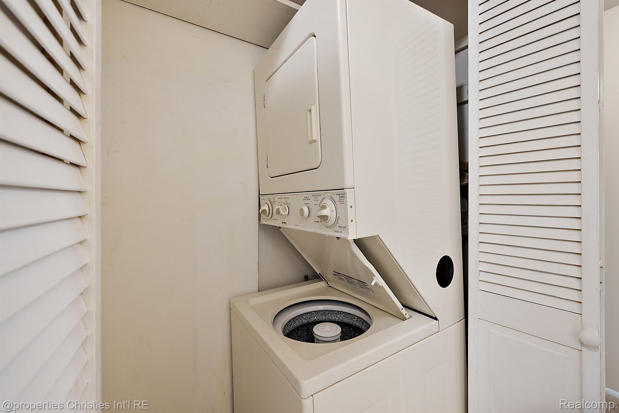 636 E FOX HILLS Drive