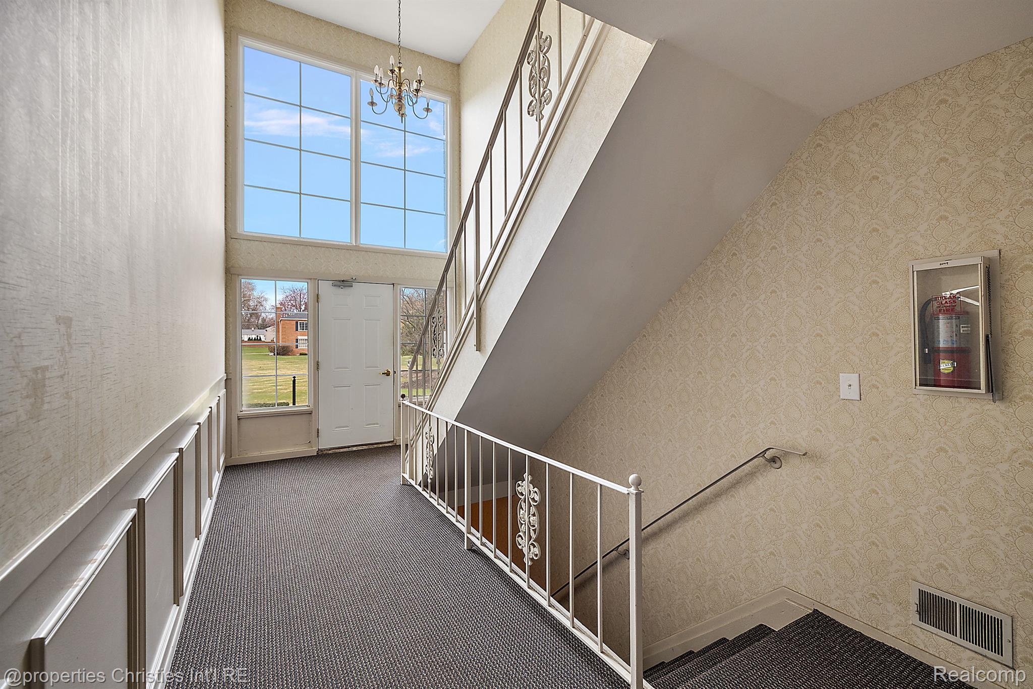 636 E FOX HILLS Drive