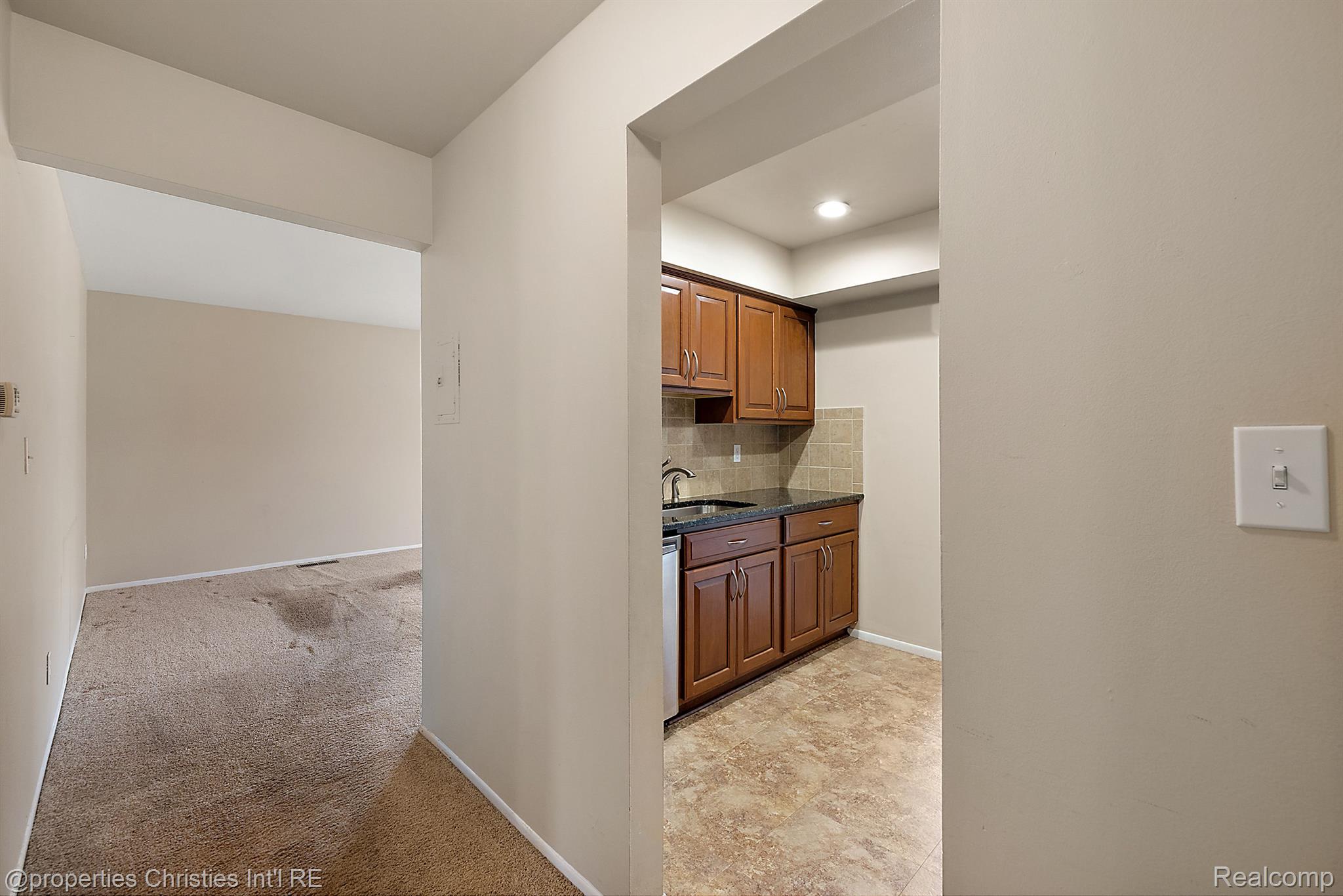 636 E FOX HILLS Drive