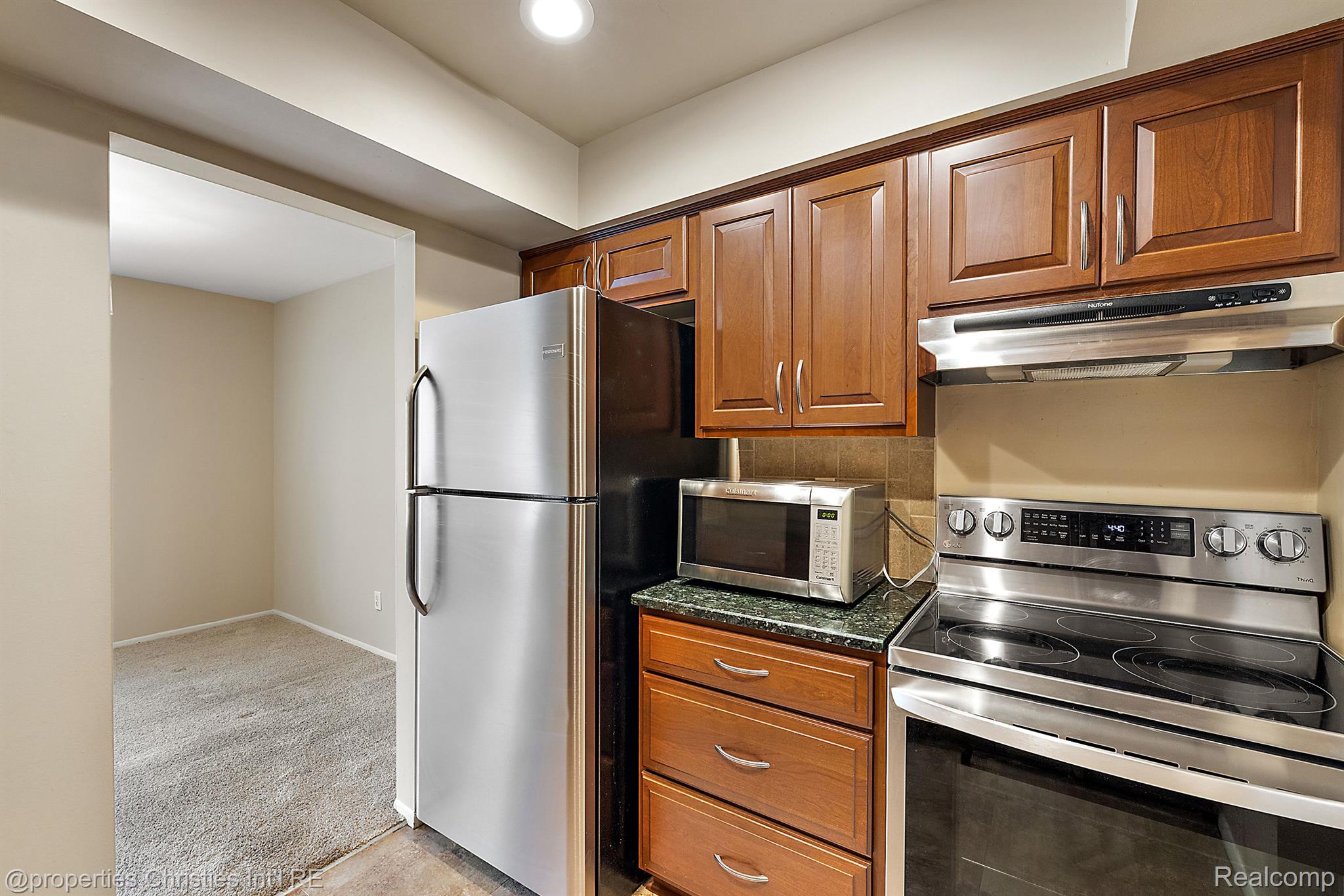 636 E FOX HILLS Drive