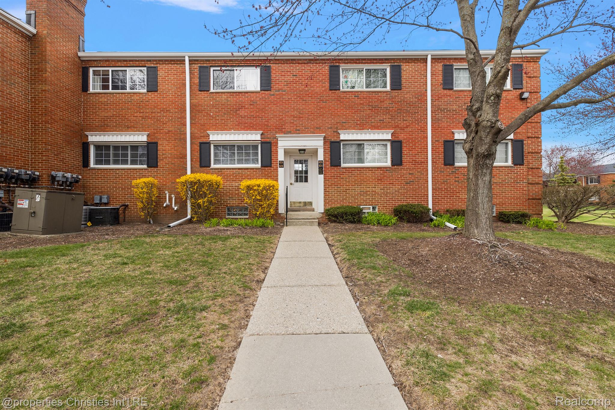 636 E FOX HILLS Drive