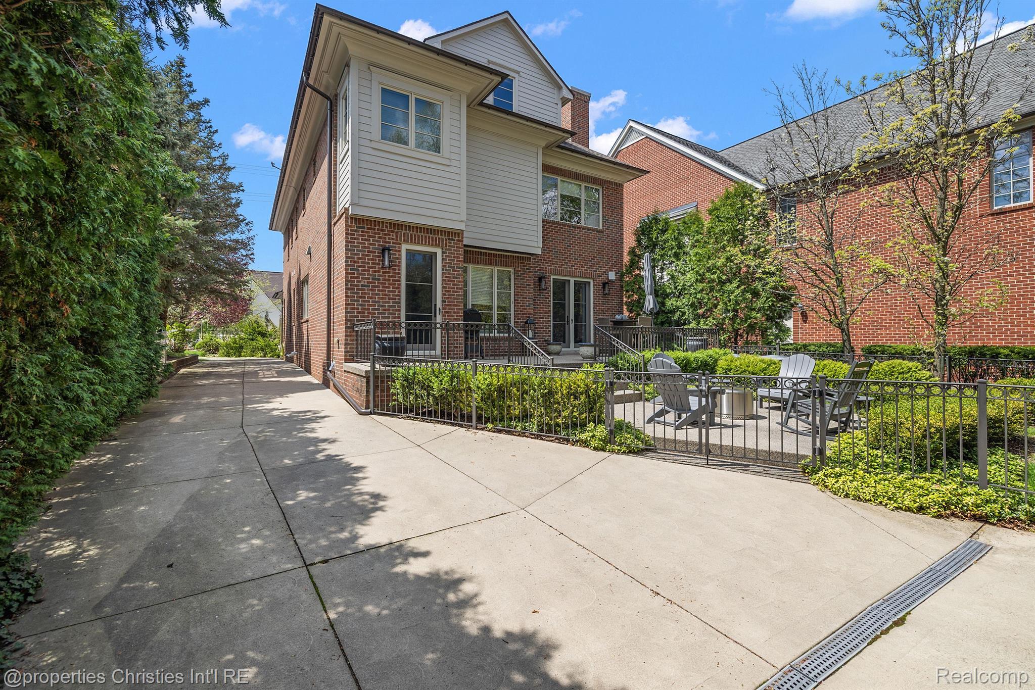1011 PIERCE Street