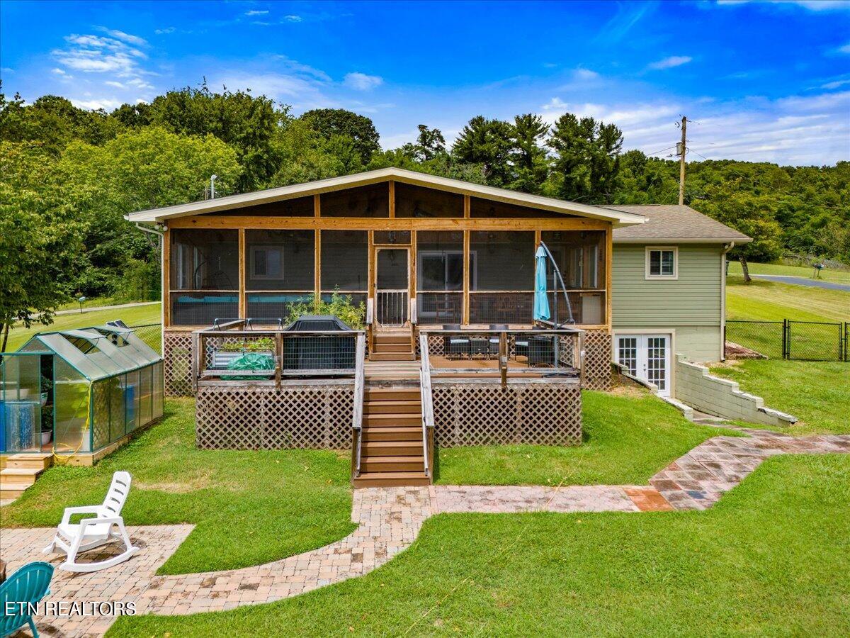 715 W Cross Rd