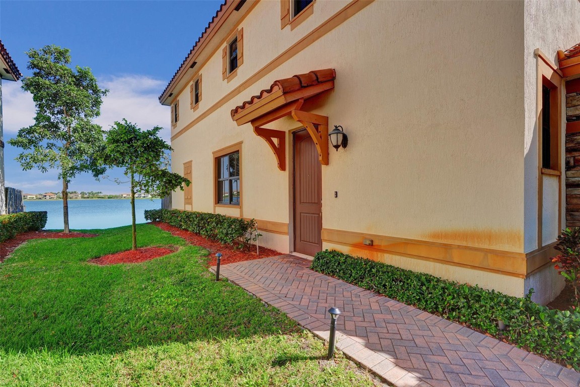 9579 TOWN PARC CIRCLE N 9579