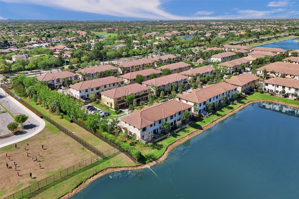 9579 TOWN PARC CIRCLE N 9579