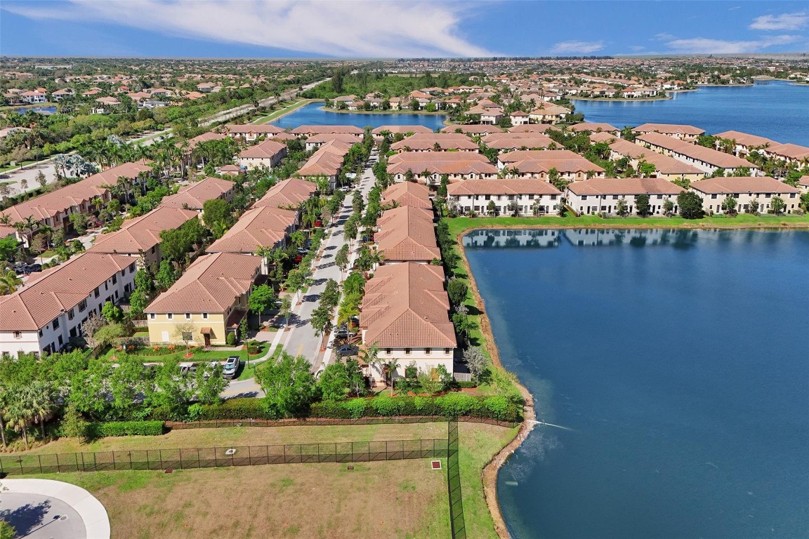 9579 TOWN PARC CIRCLE N 9579