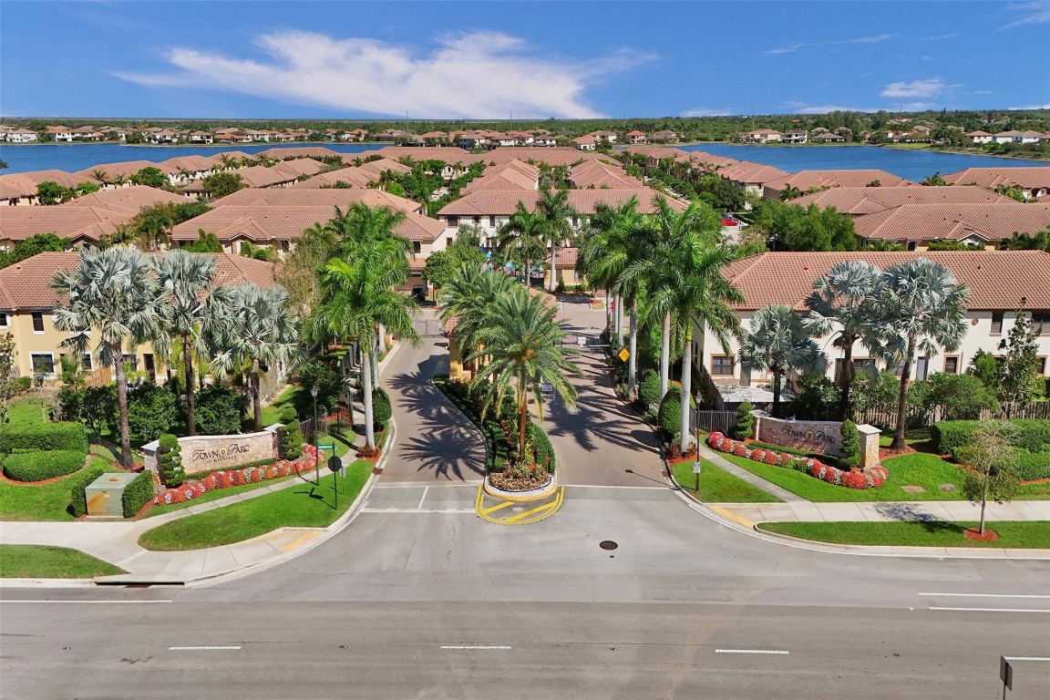 9579 TOWN PARC CIRCLE N 9579