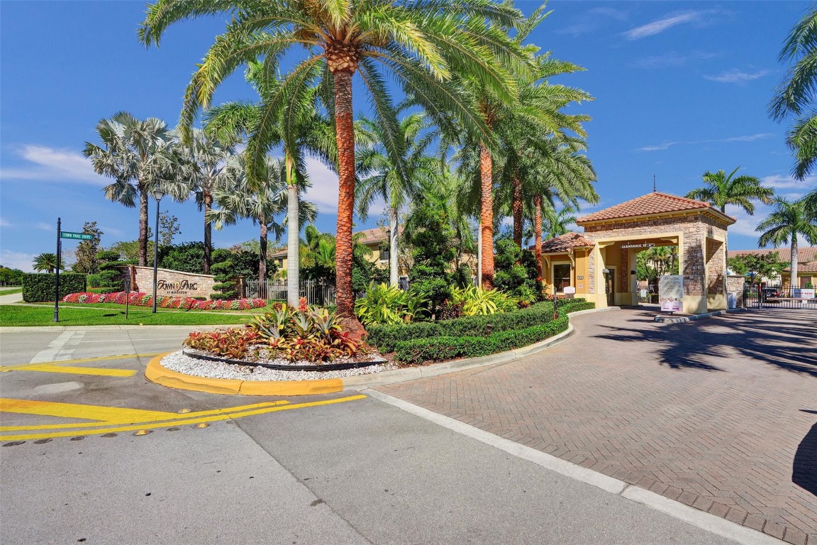 9579 TOWN PARC CIRCLE N 9579