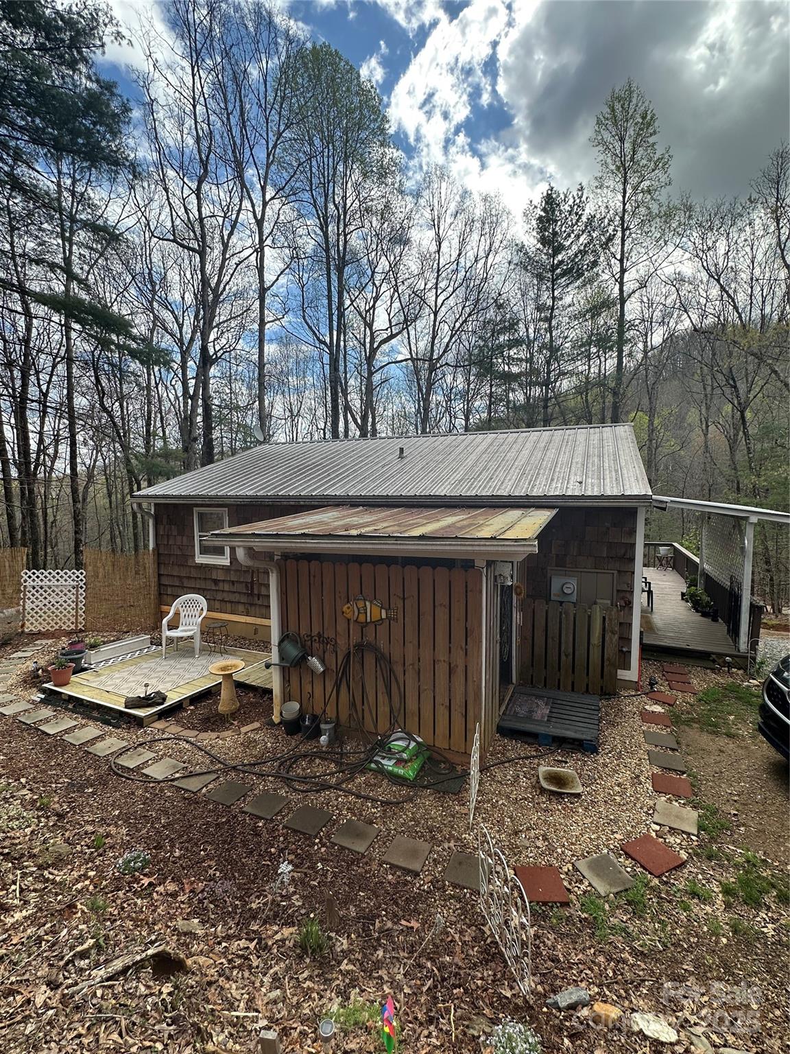 77 Pine Road