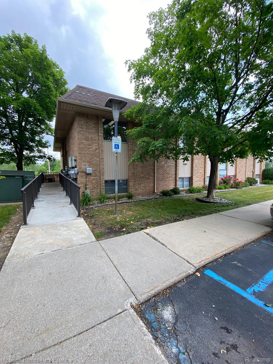 2290 E HILL Road