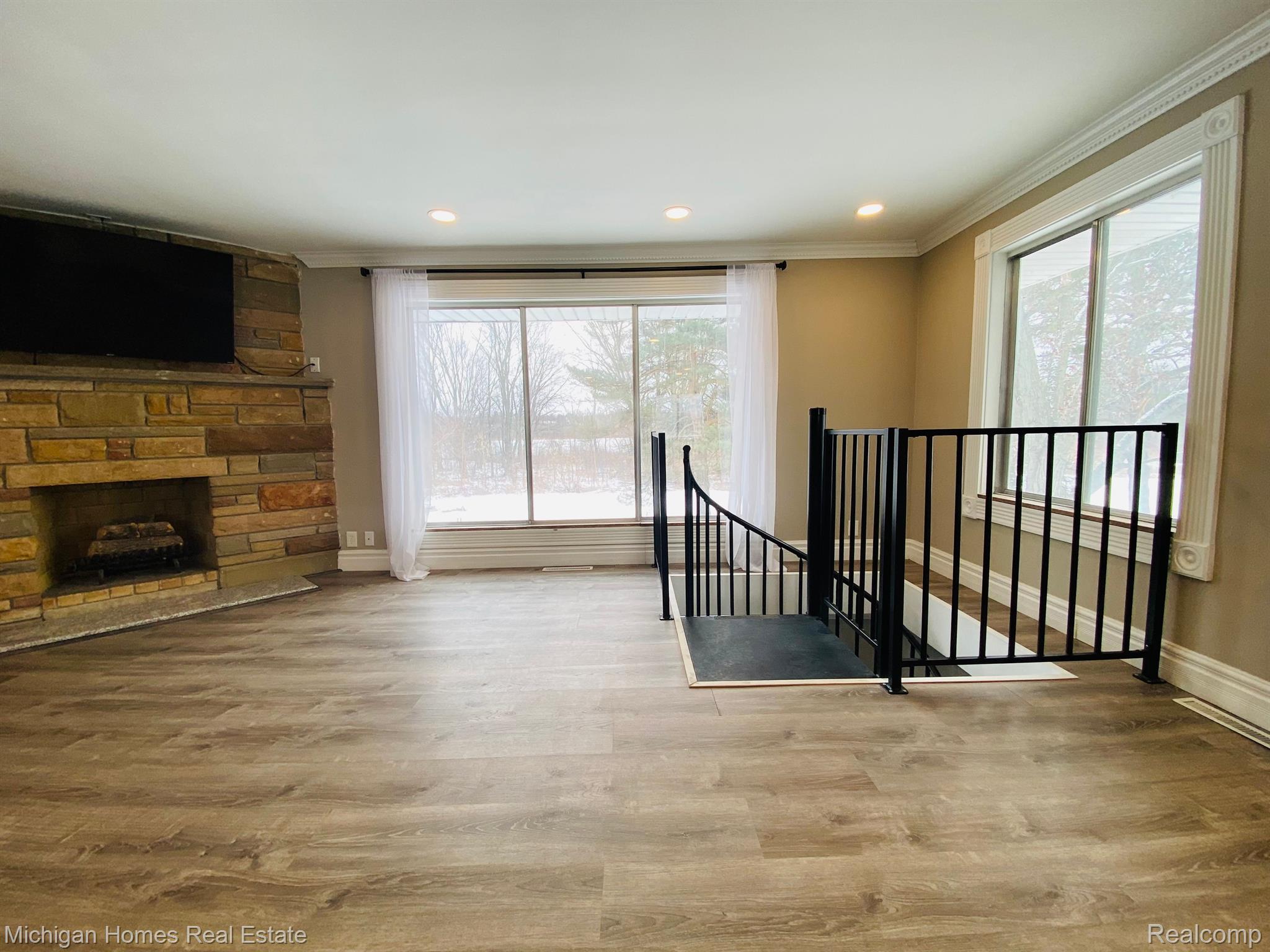 8089 N HOLLY Road