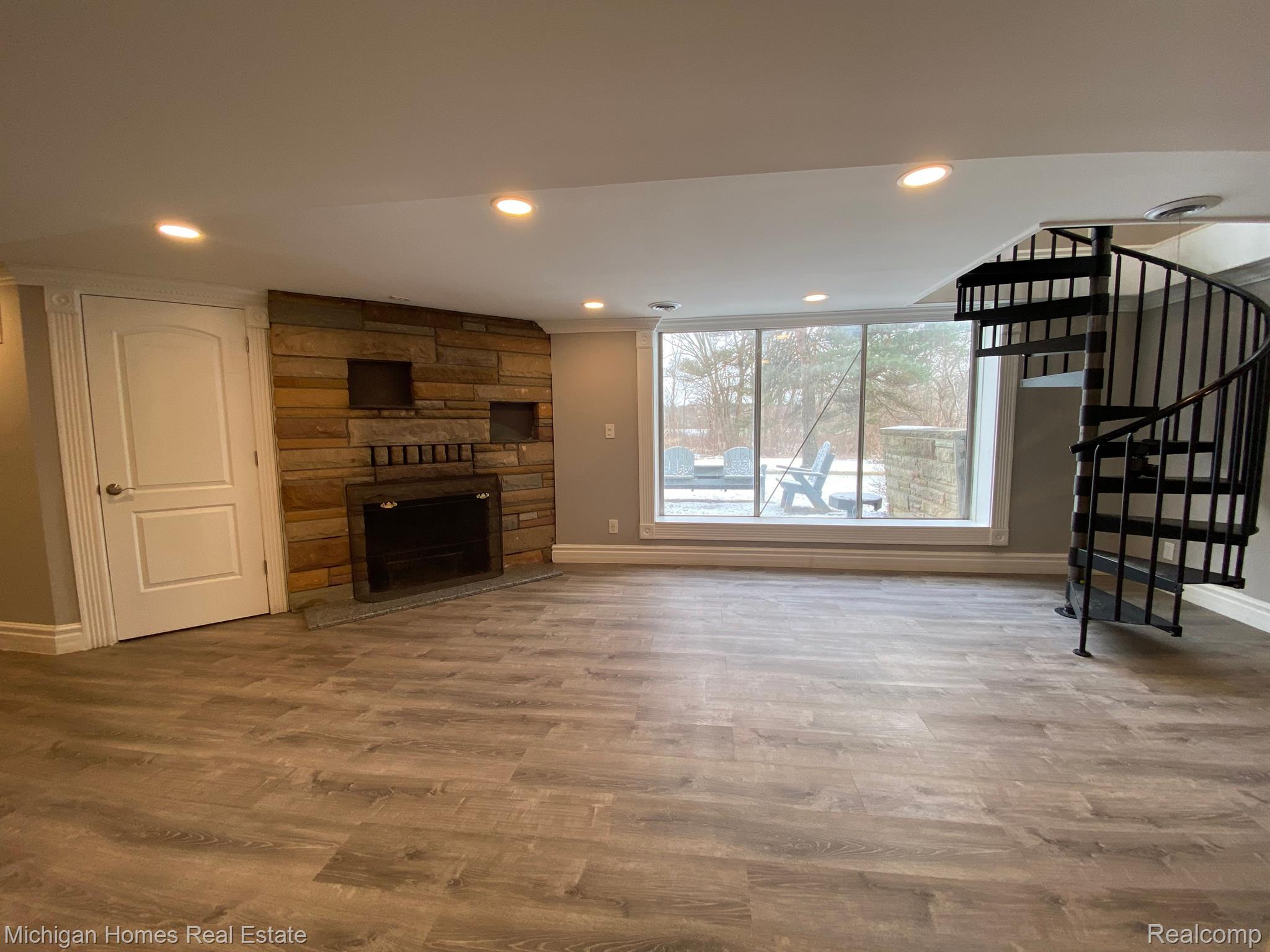 8089 N HOLLY Road