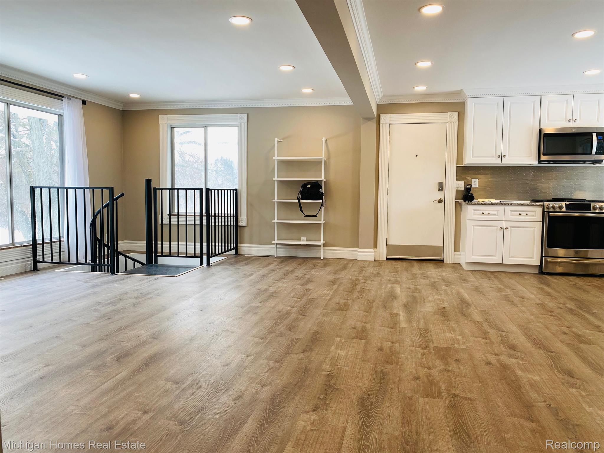 8089 N HOLLY Road