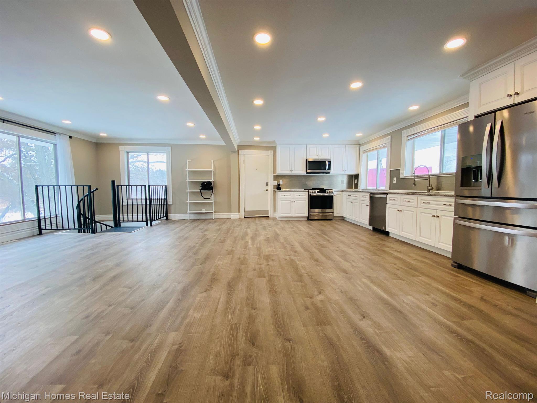 8089 N HOLLY Road