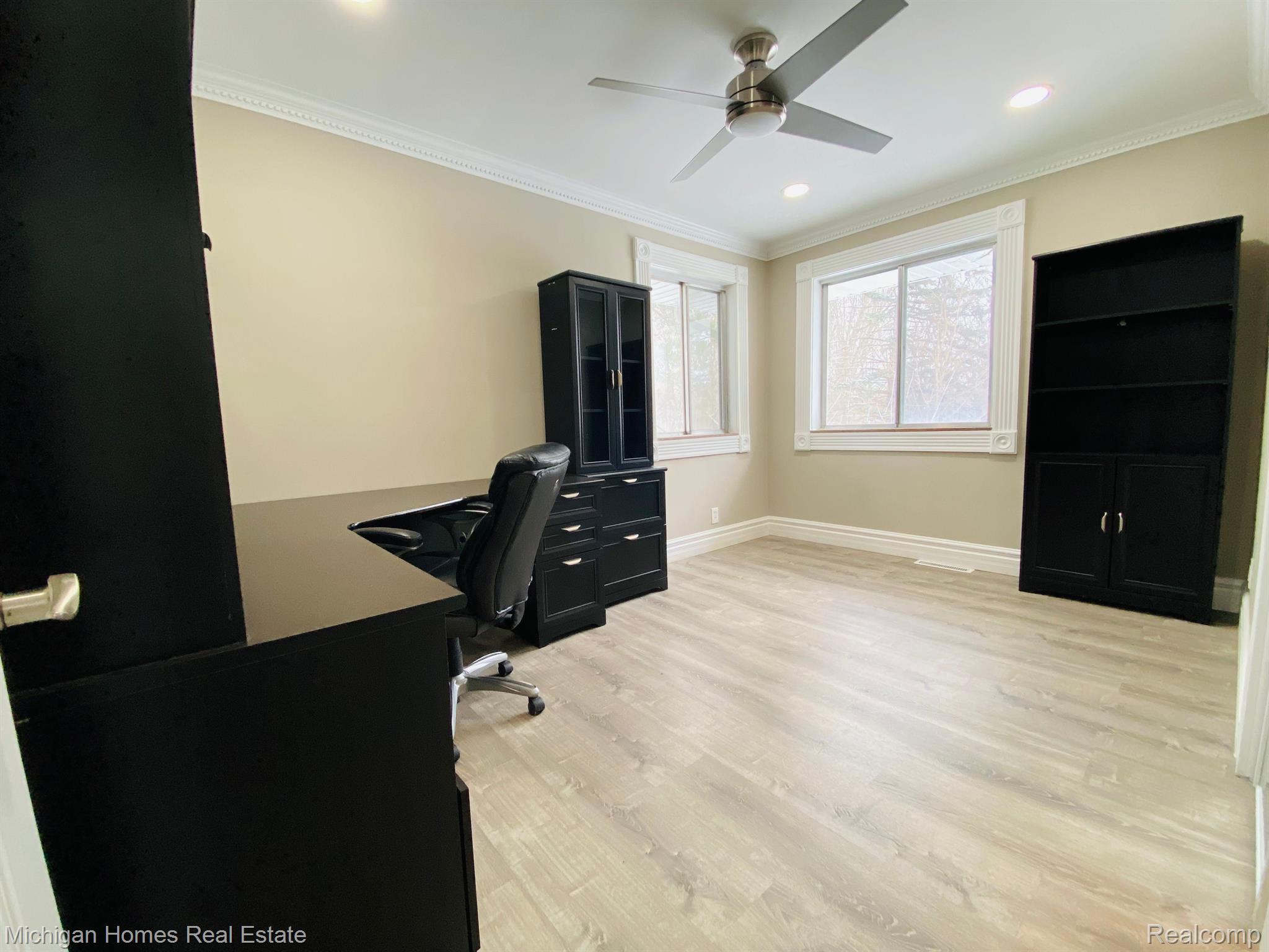 8089 N HOLLY Road
