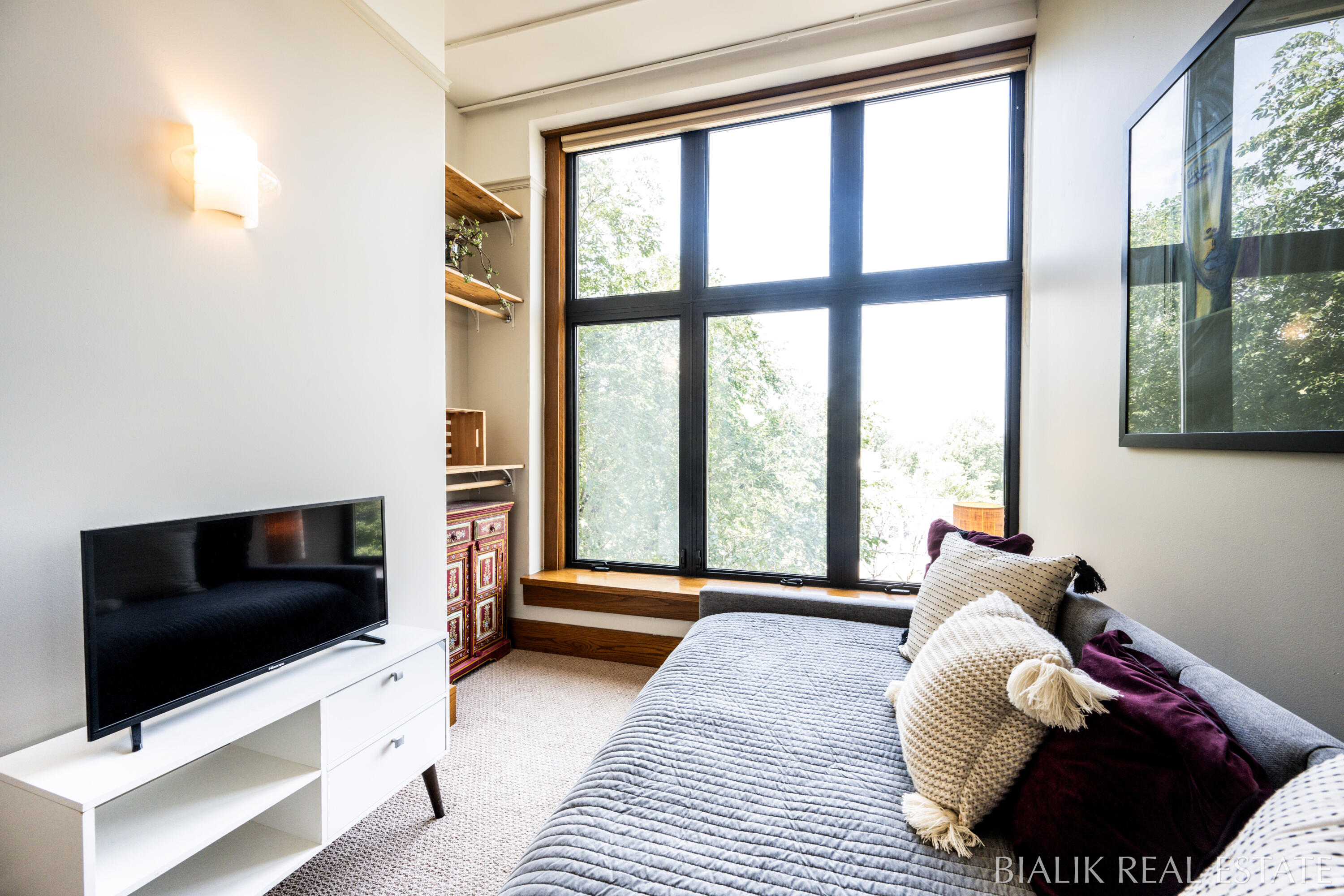 600 Broadway Avenue NW, 409A
