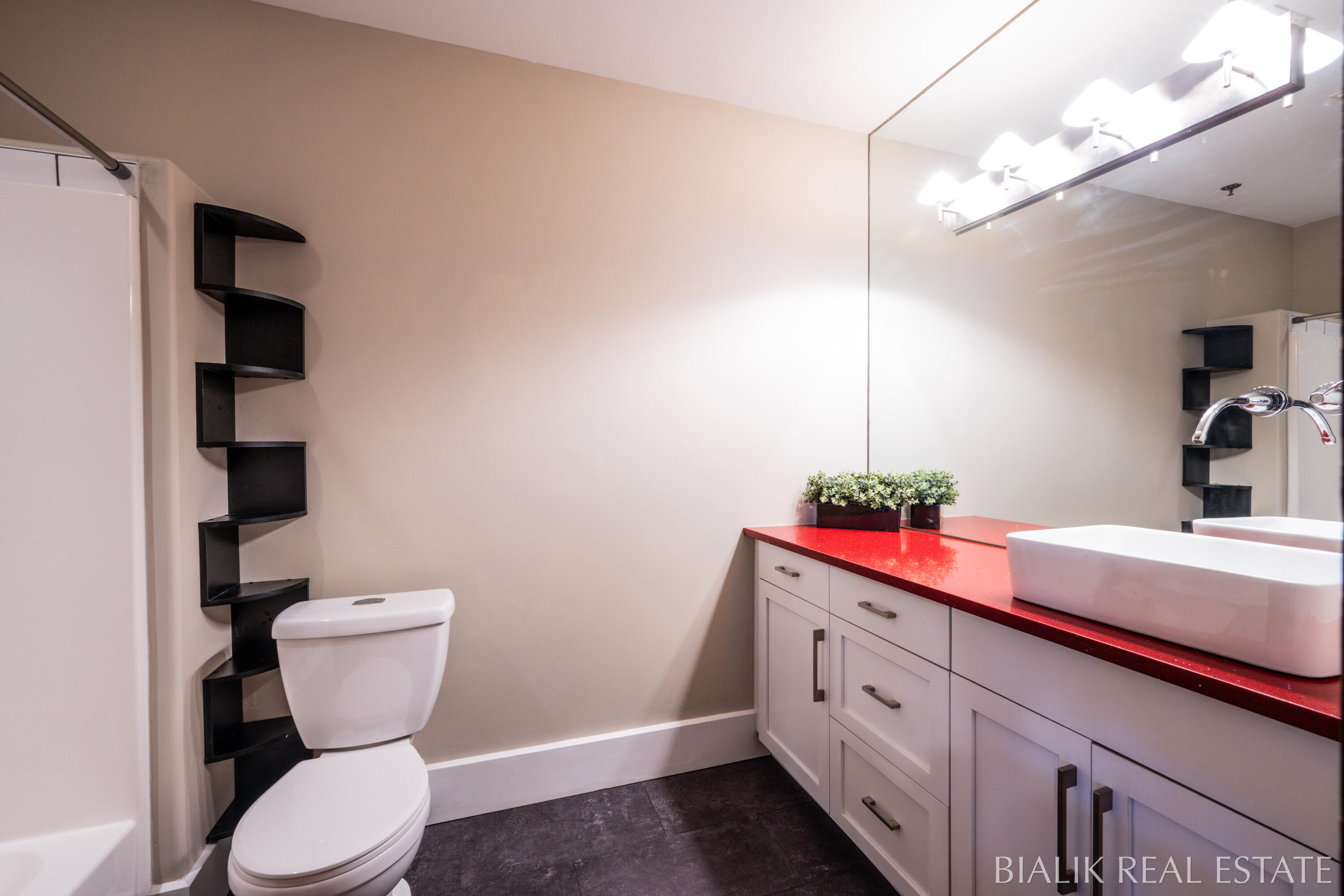 600 Broadway Avenue NW, 409A