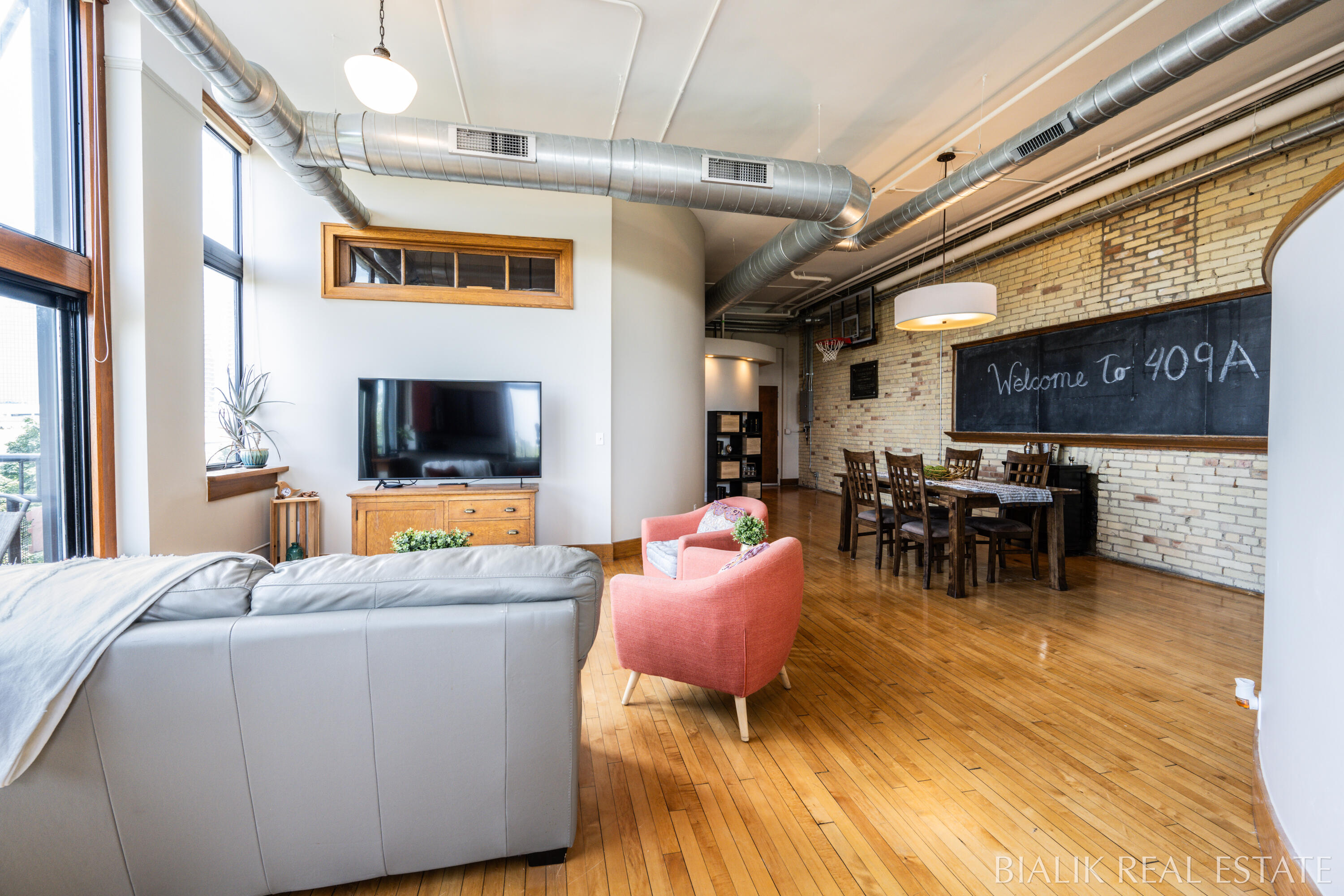 600 Broadway Avenue NW, 409A