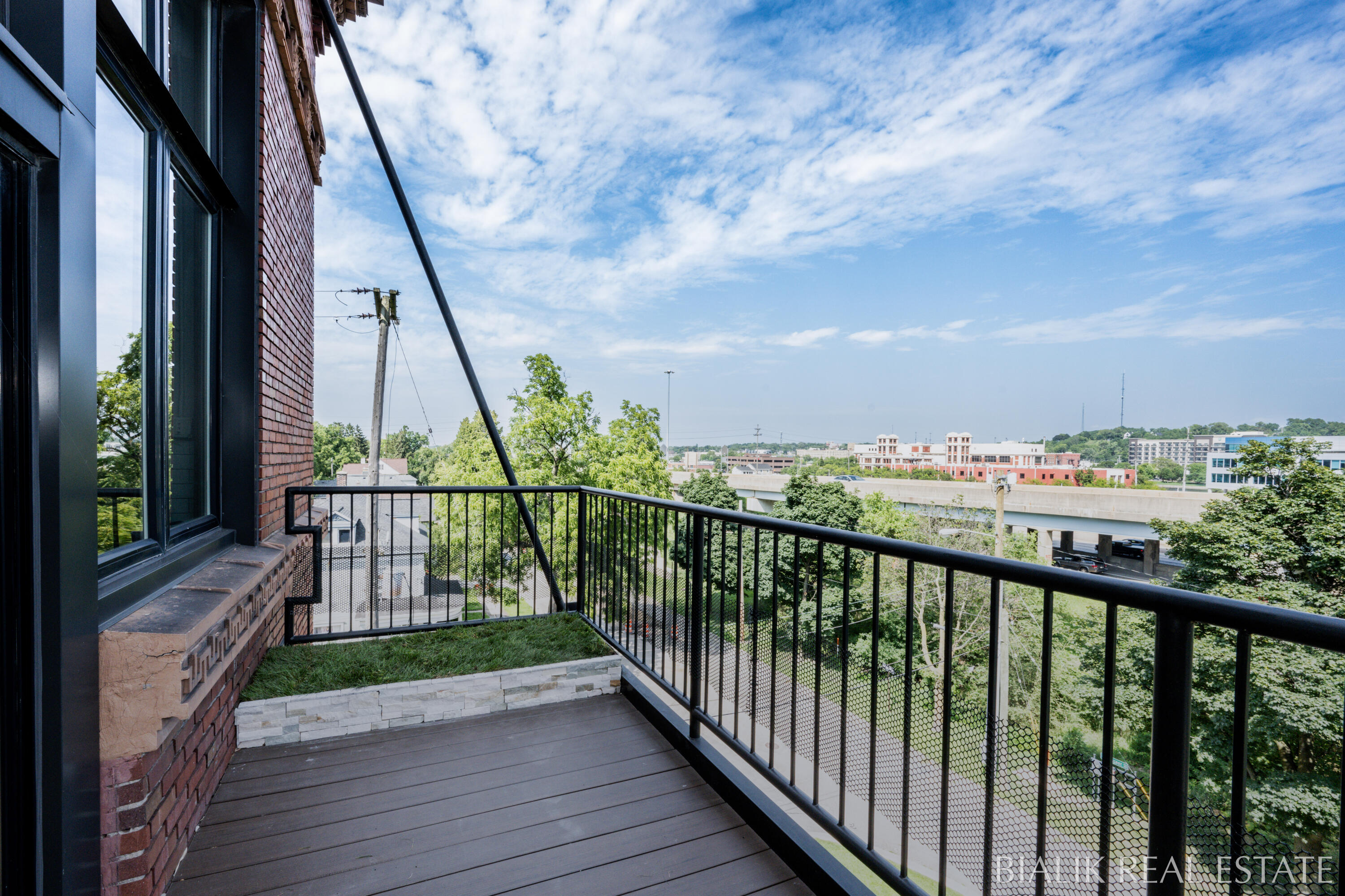 600 Broadway Avenue NW, 409A