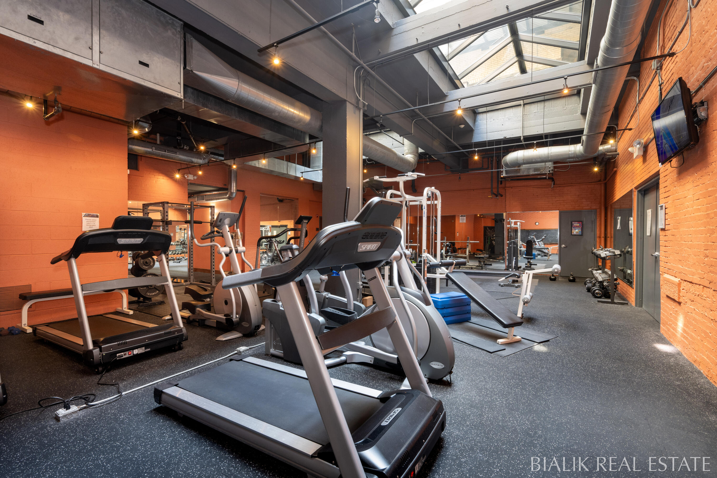 600 Broadway Avenue NW, 409A