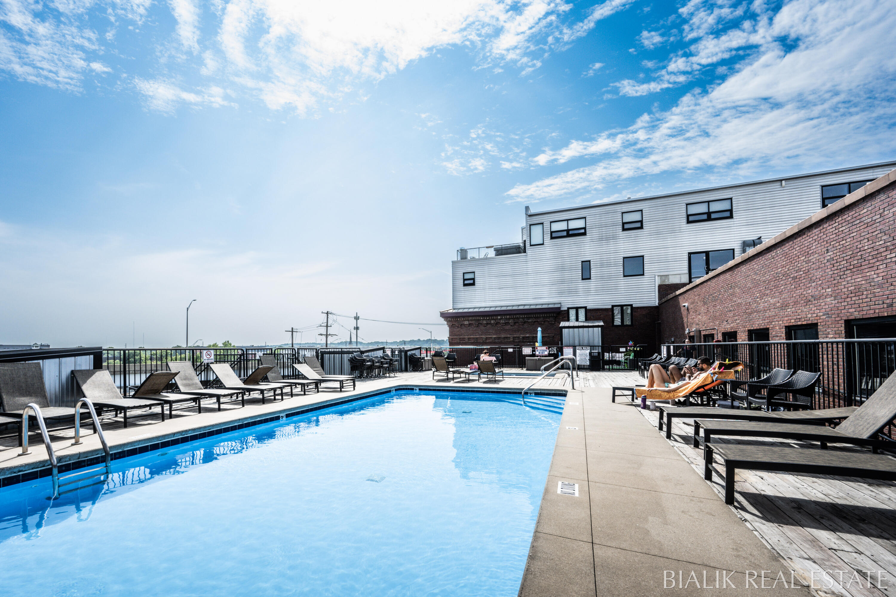600 Broadway Avenue NW, 409A