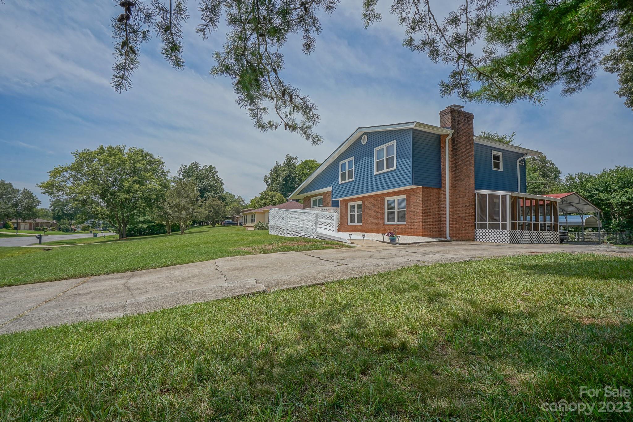 2636 Woodcrest Drive SW